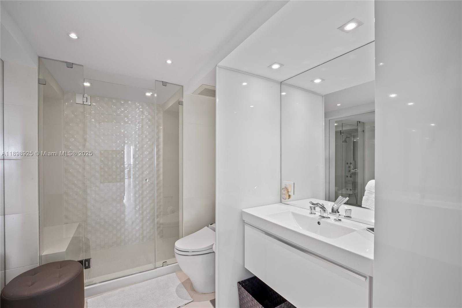 Small Image of 400 SOUTH POINTE DR #910, Miami Beach Number 32