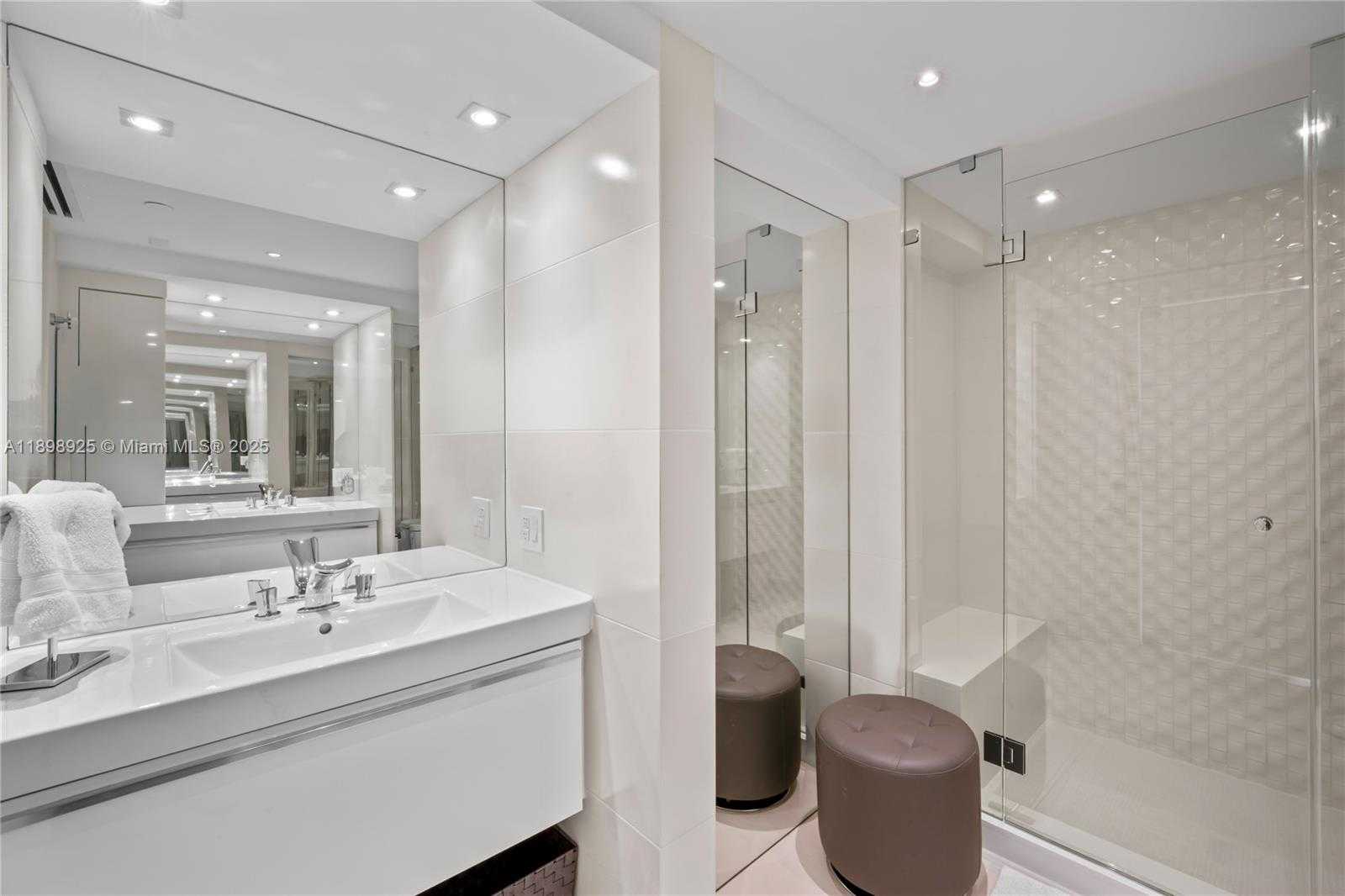 Small Image of 400 SOUTH POINTE DR #910, Miami Beach Number 33