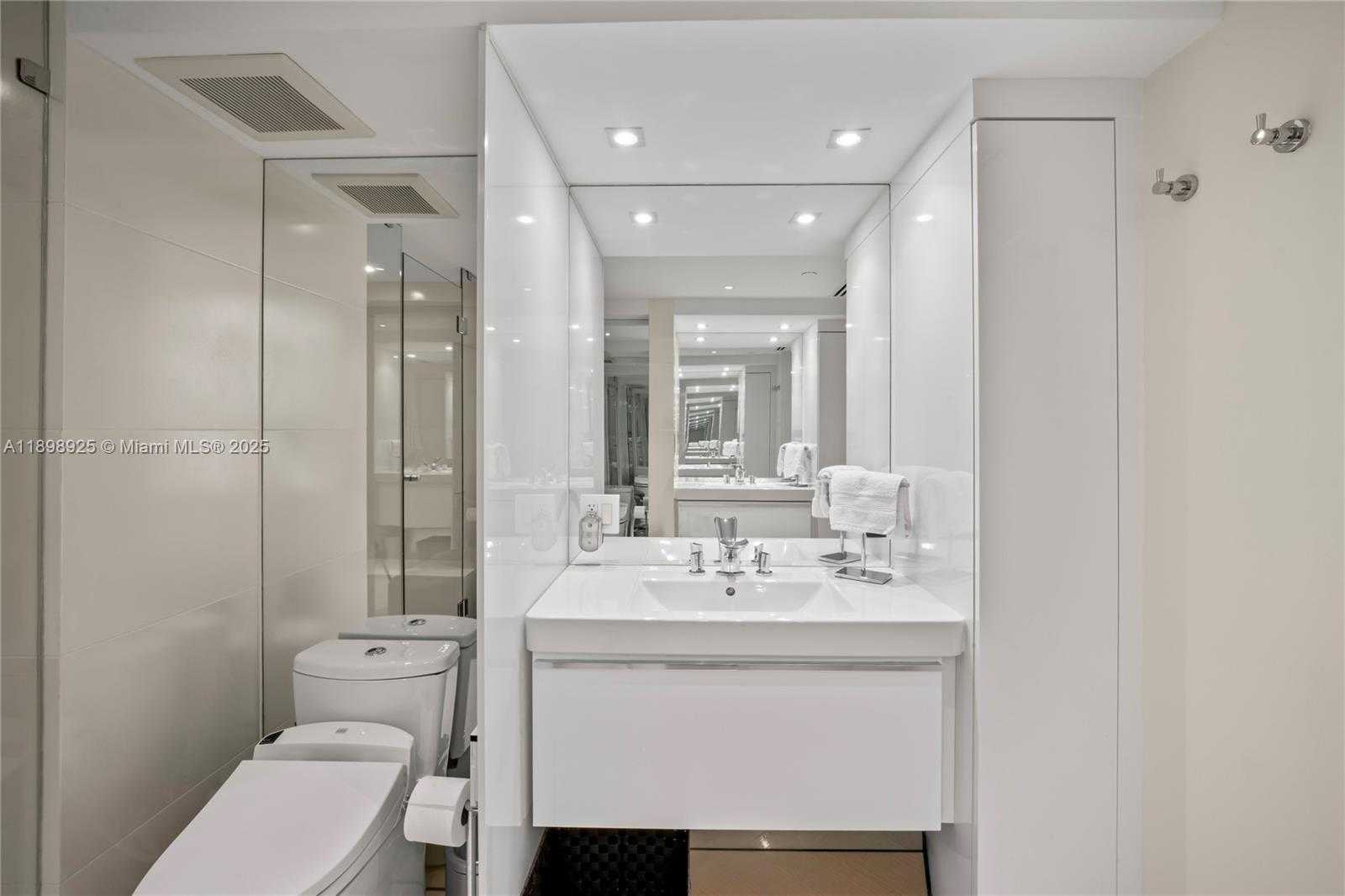Small Image of 400 SOUTH POINTE DR #910, Miami Beach Number 34