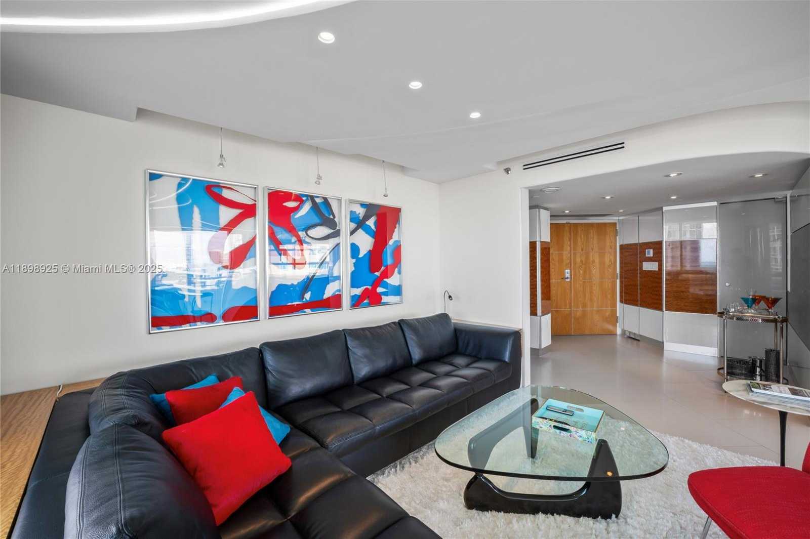 Small Image of 400 SOUTH POINTE DR #910, Miami Beach Number 7