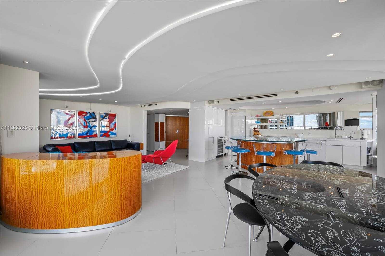 Small Image of 400 SOUTH POINTE DR #910, Miami Beach Number 8