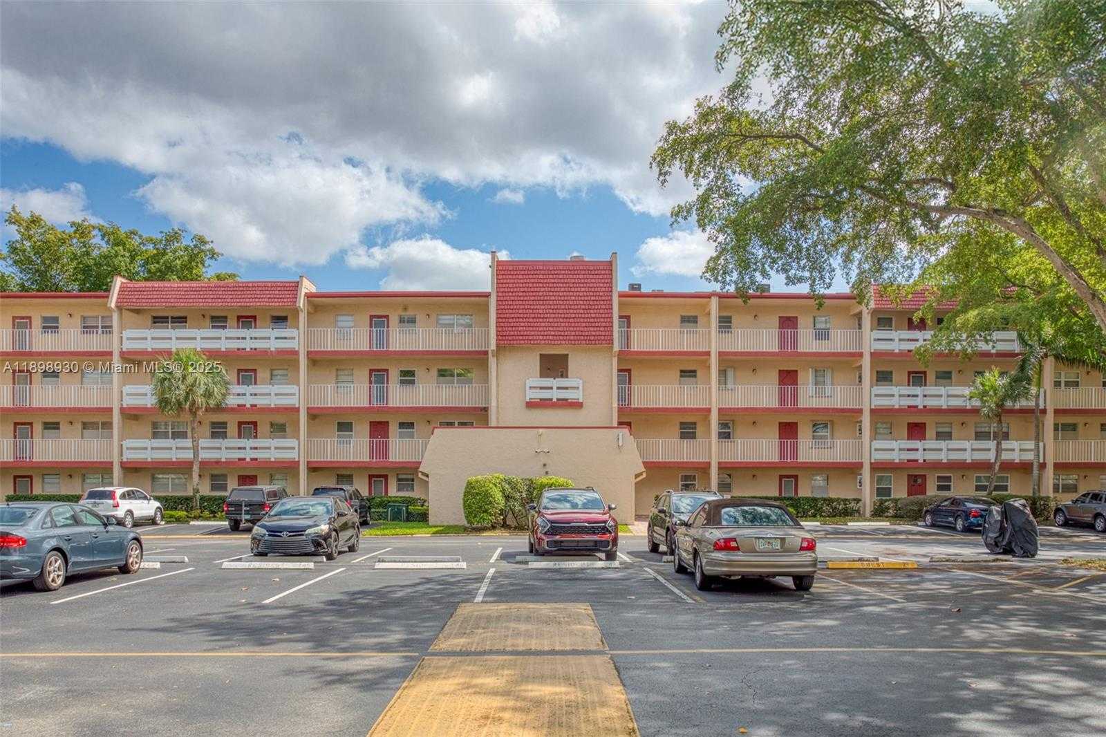 Small Image of 1005 COUNTRY CLUB DR #408, Margate Number 2
