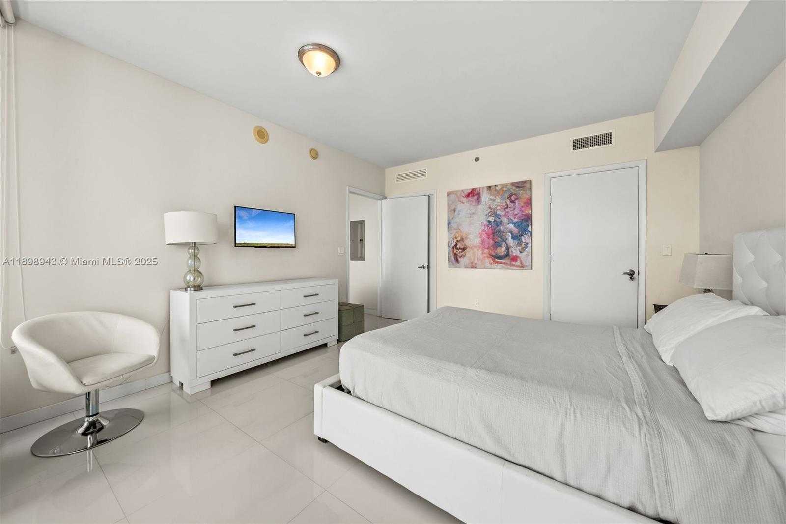 Small Image of 485 BRICKELL AVE #2611, Miami Number 14