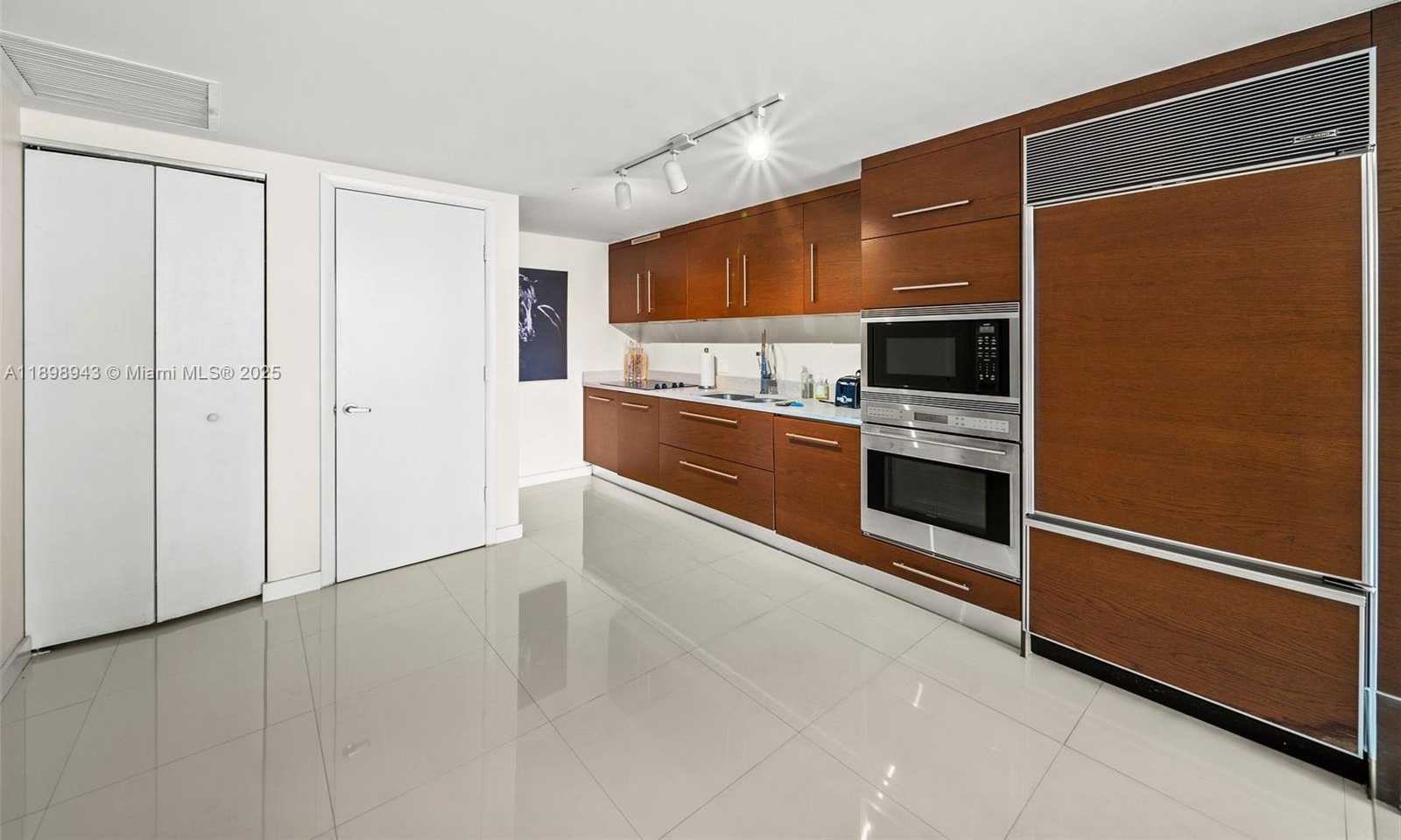 Small Image of 485 BRICKELL AVE #2611, Miami Number 18