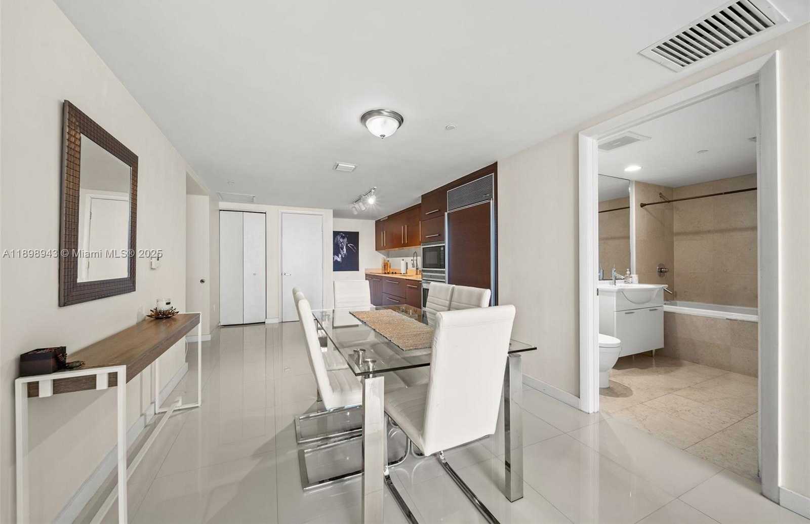 Small Image of 485 BRICKELL AVE #2611, Miami Number 21