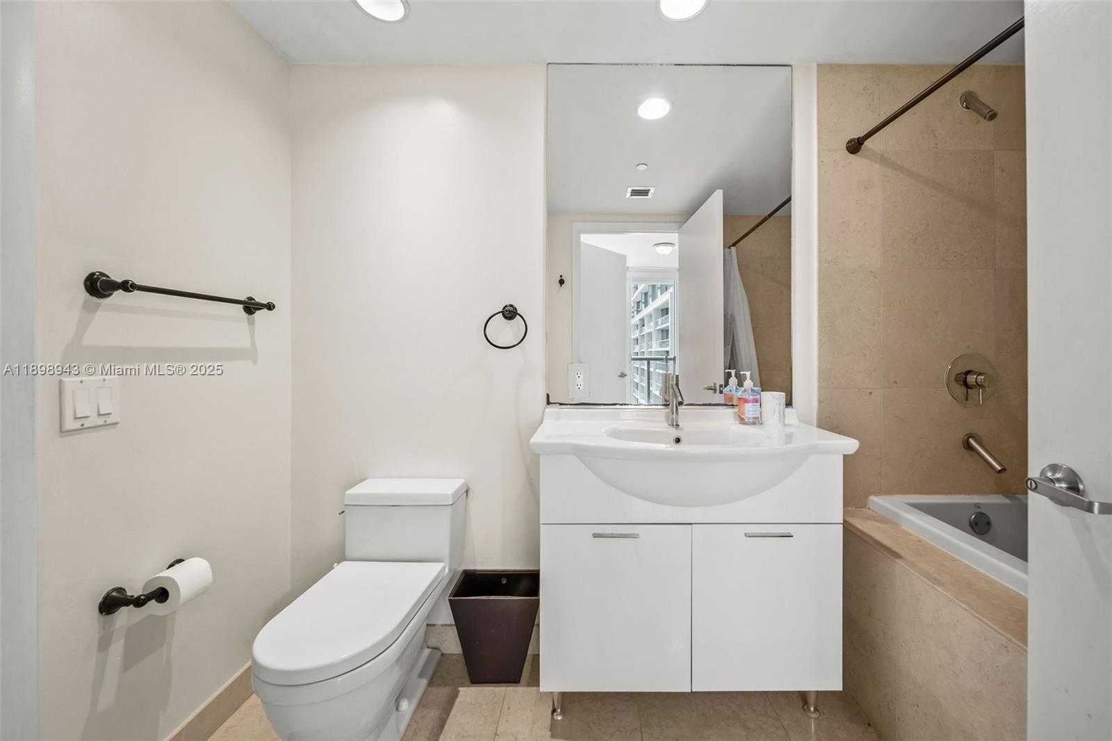 Small Image of 485 BRICKELL AVE #2611, Miami Number 22