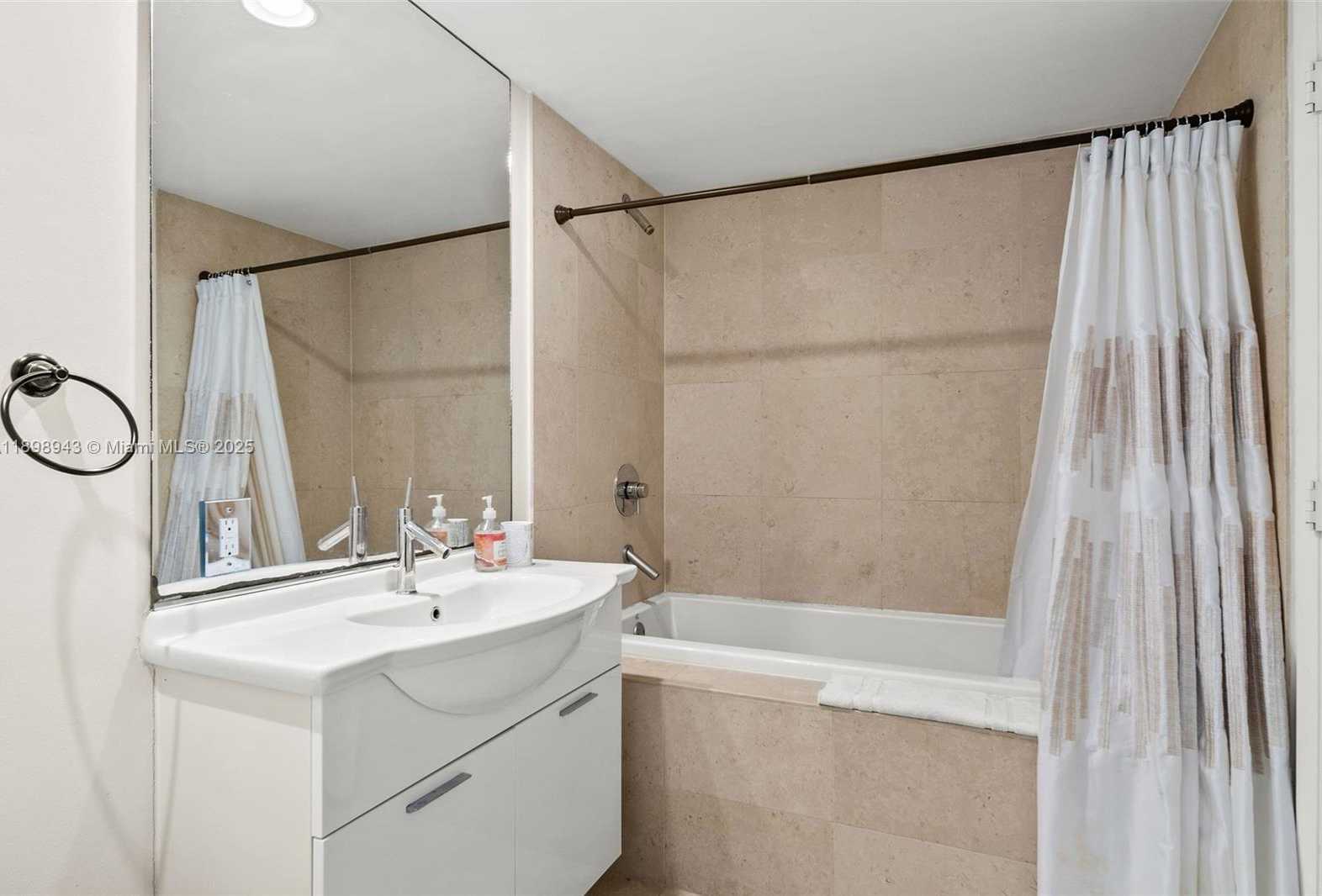 Small Image of 485 BRICKELL AVE #2611, Miami Number 23