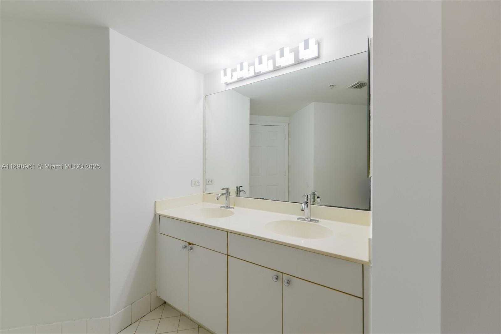 Small Image of 17100 NORTH BAY RD #1614, Sunny Isles Beach Number 30