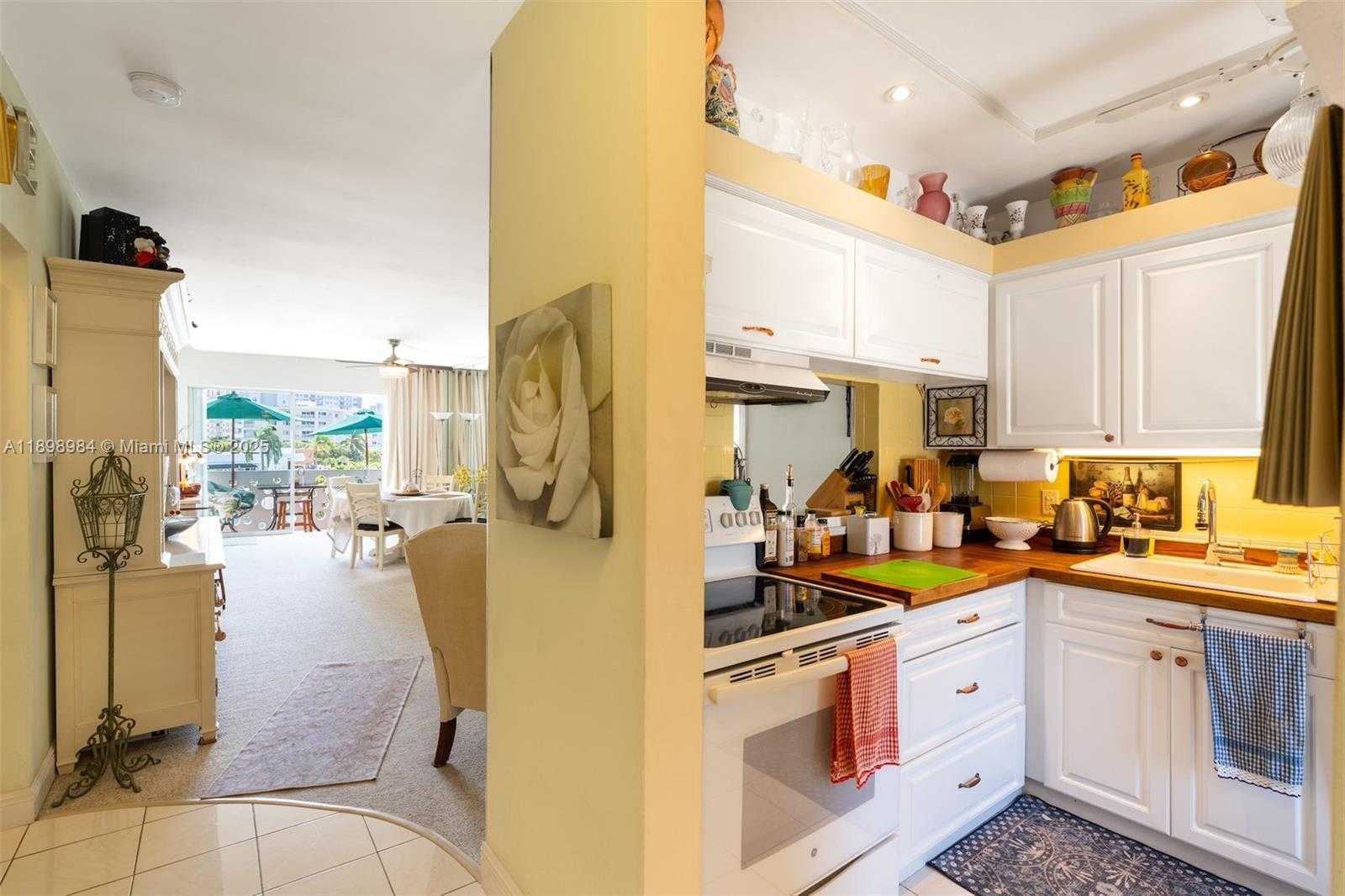 Small Image of 2500 DIANA DR #305, Hallandale Beach Number 7