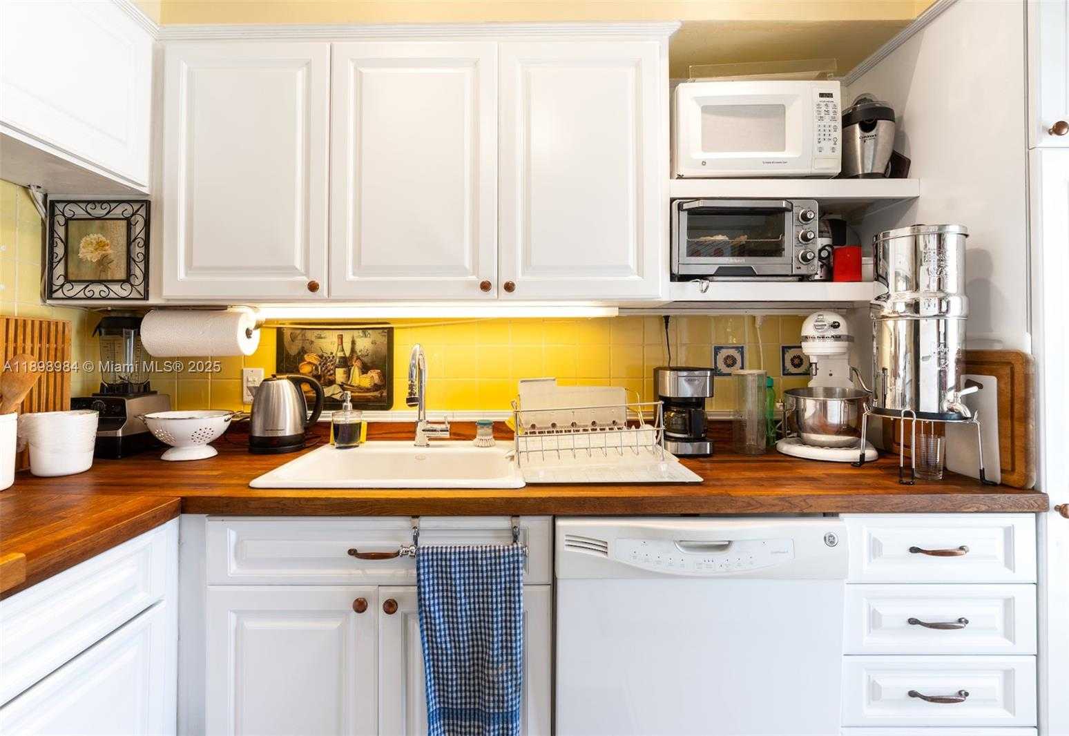 Small Image of 2500 DIANA DR #305, Hallandale Beach Number 9