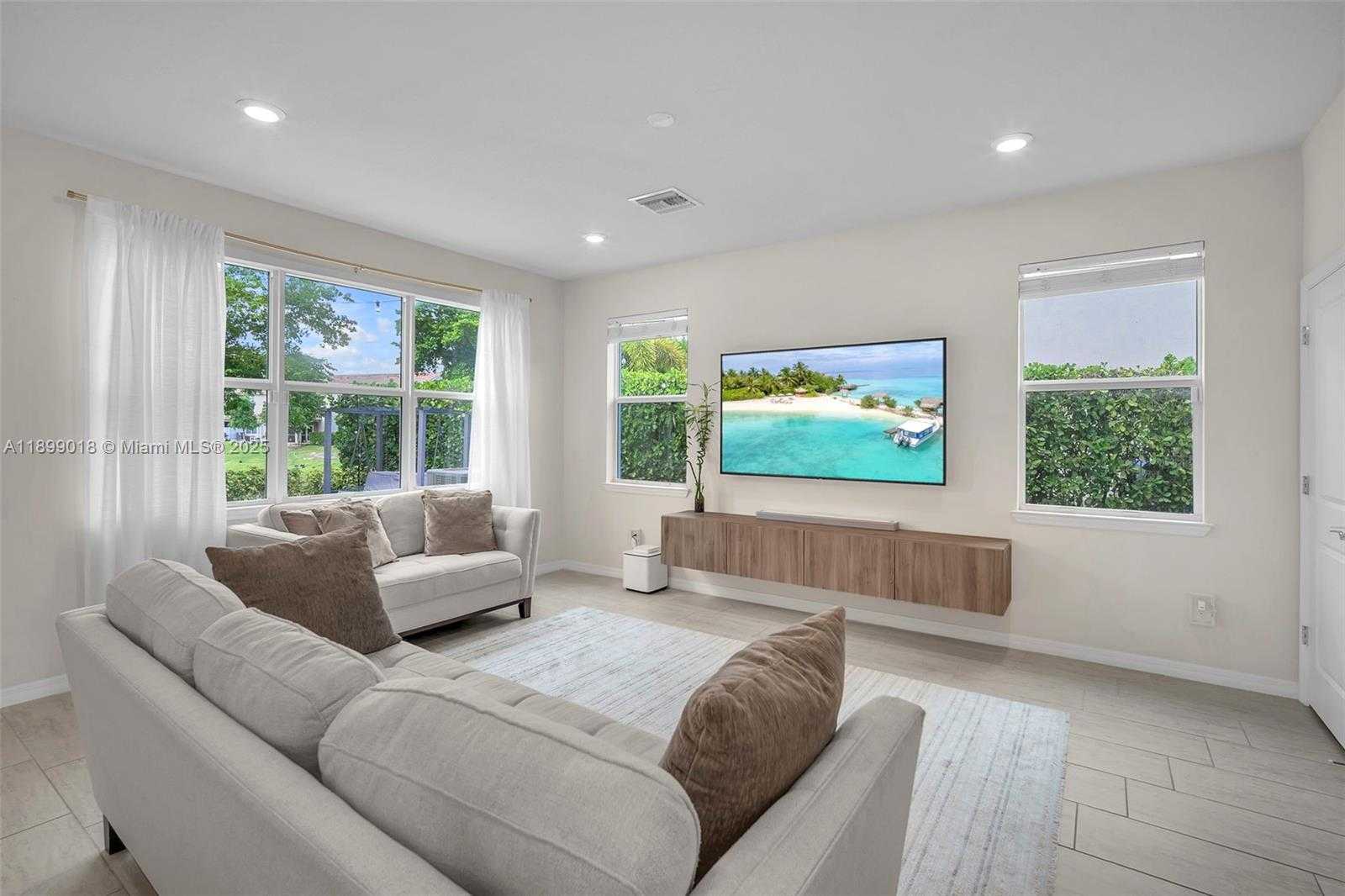 Small Image of 1436 SILK OAK DR, Hollywood Number 2