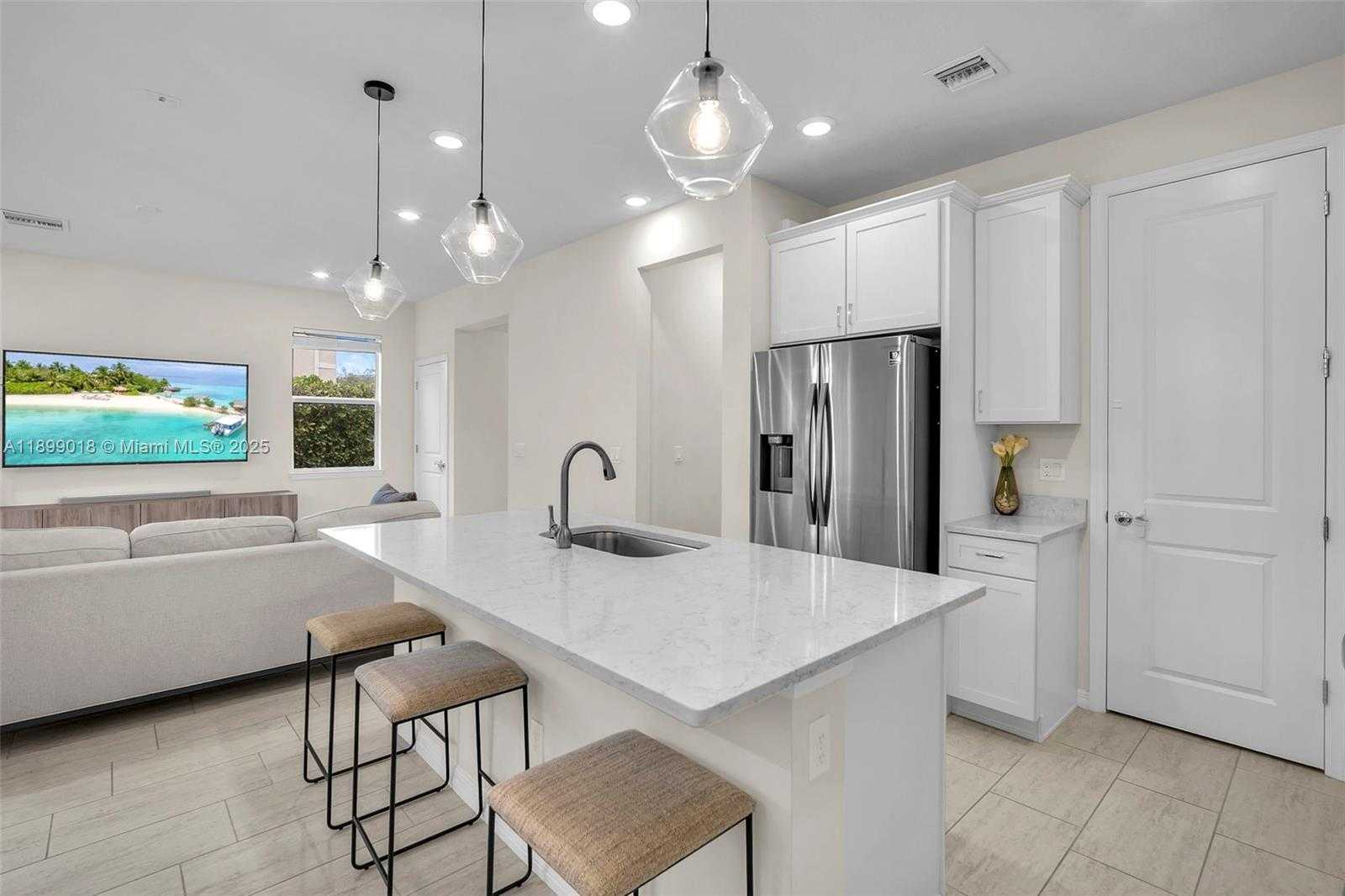 Small Image of 1436 SILK OAK DR, Hollywood Number 5