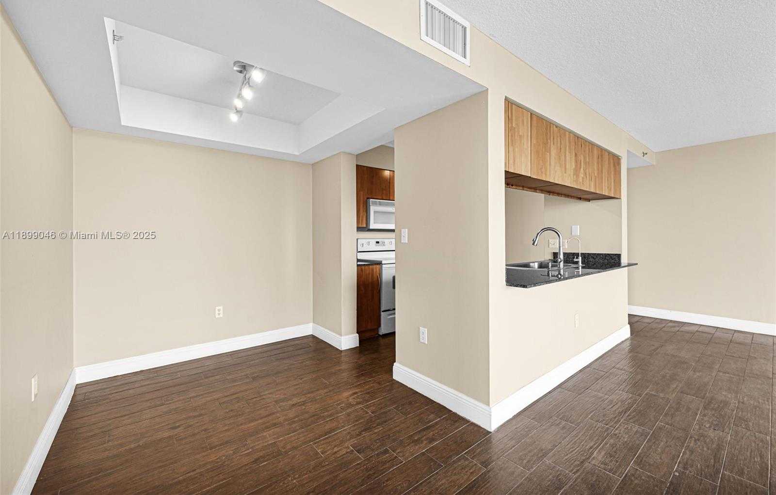 Small Image of 1200 BRICKELL BAY DR #3501, Miami Number 5