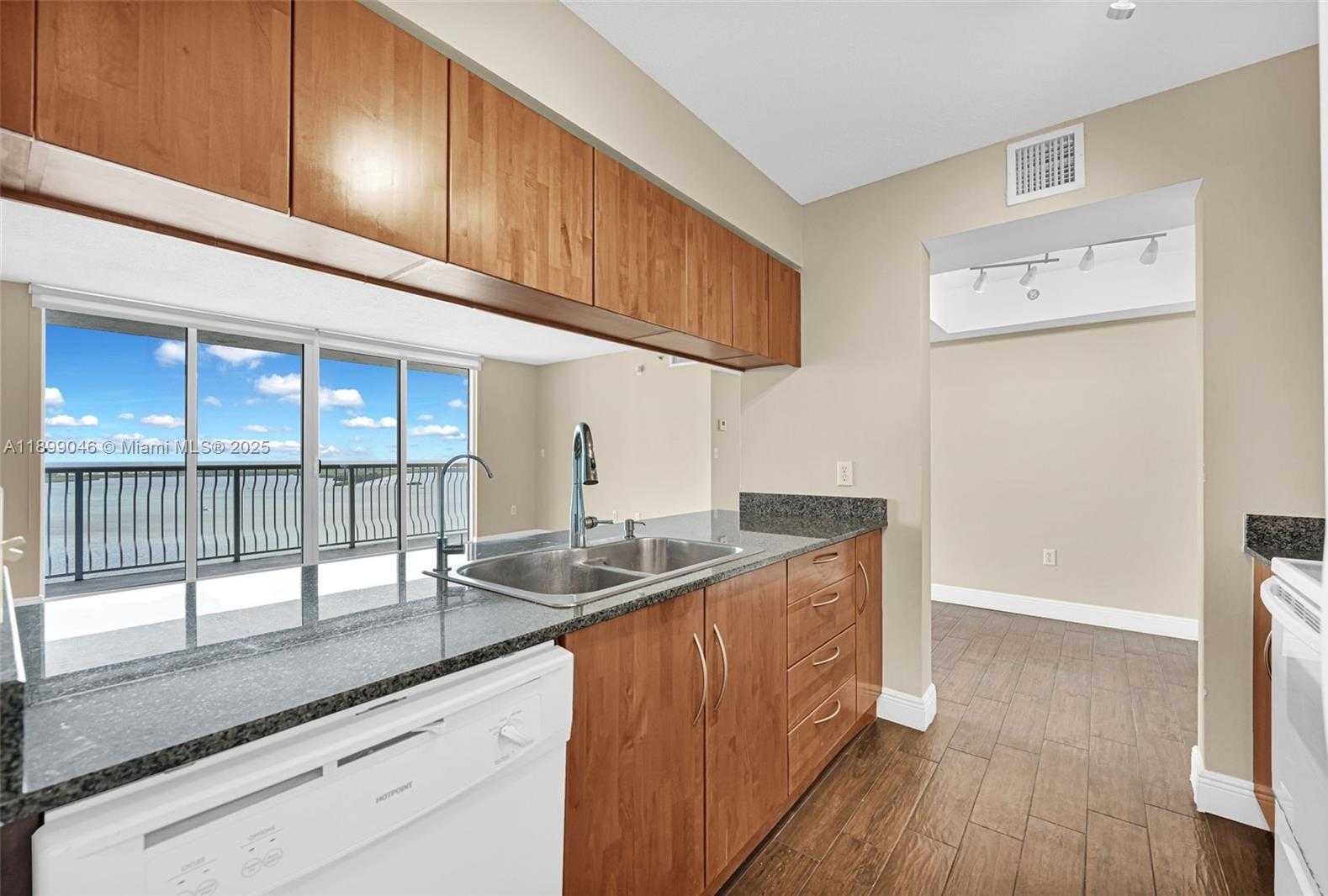 Small Image of 1200 BRICKELL BAY DR #3501, Miami Number 8