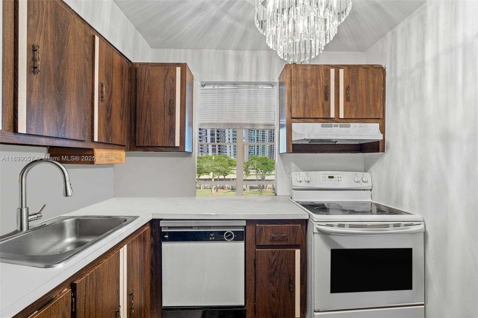 Small Image of 17620 ATLANTIC BLVD #316, Sunny Isles Beach Number 15