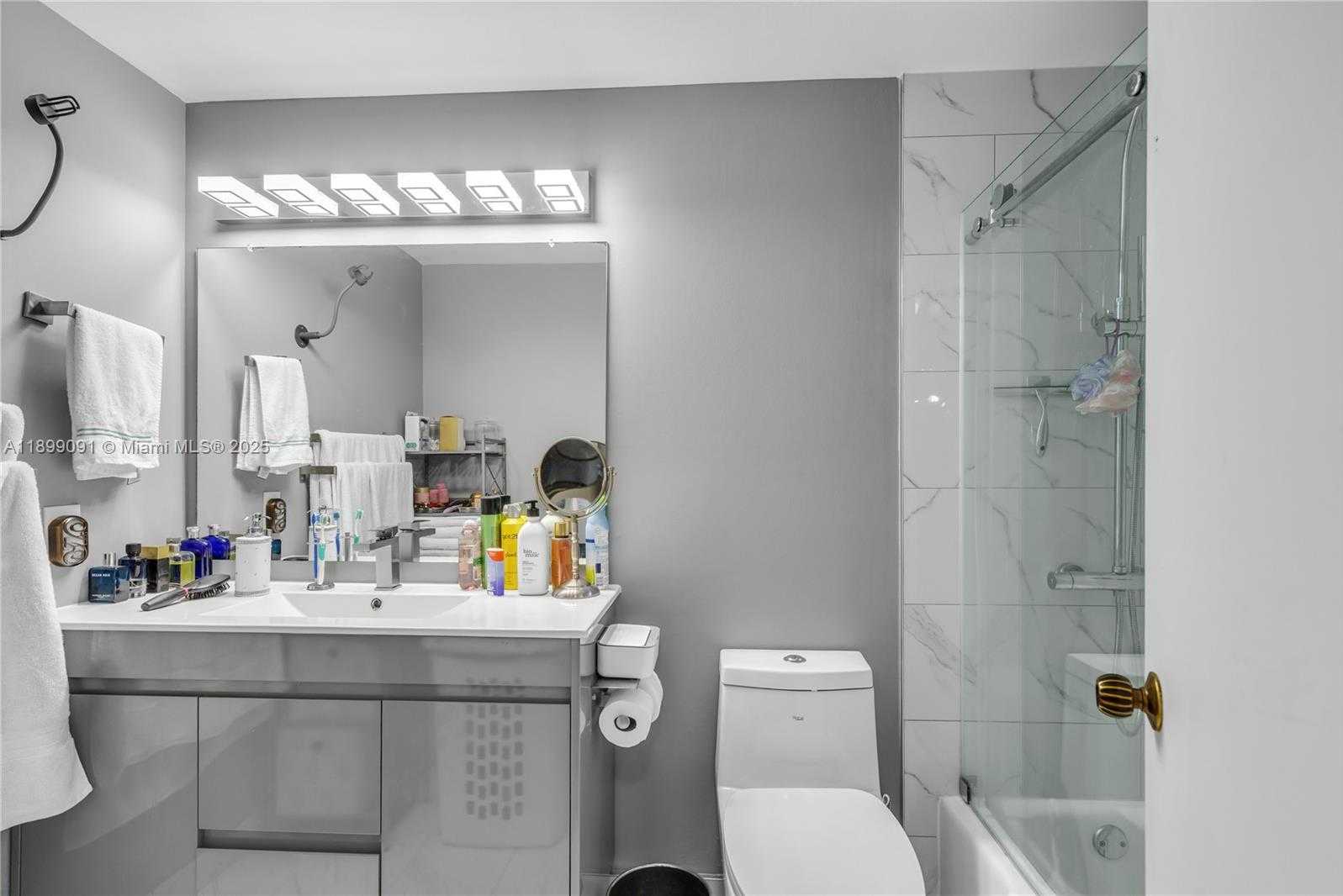 Small Image of 4350 HILLCREST DR #314, Hollywood Number 12