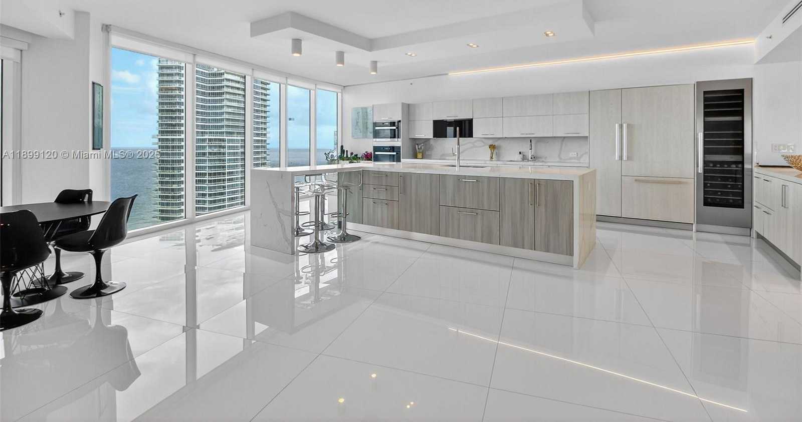 Small Image of 300 SOUTH POINTE DR #3105, Miami Beach Number 12