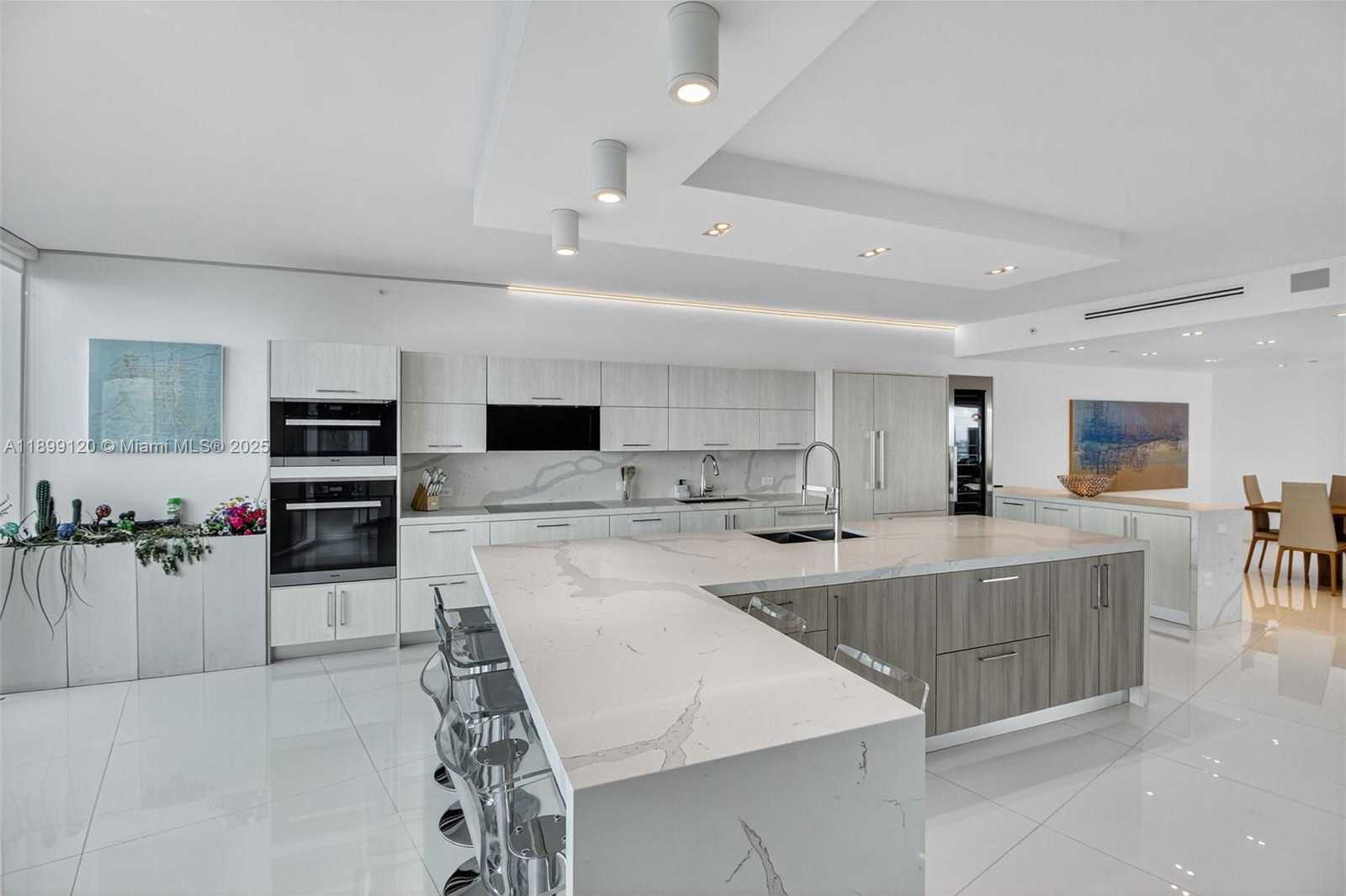 Small Image of 300 SOUTH POINTE DR #3105, Miami Beach Number 13
