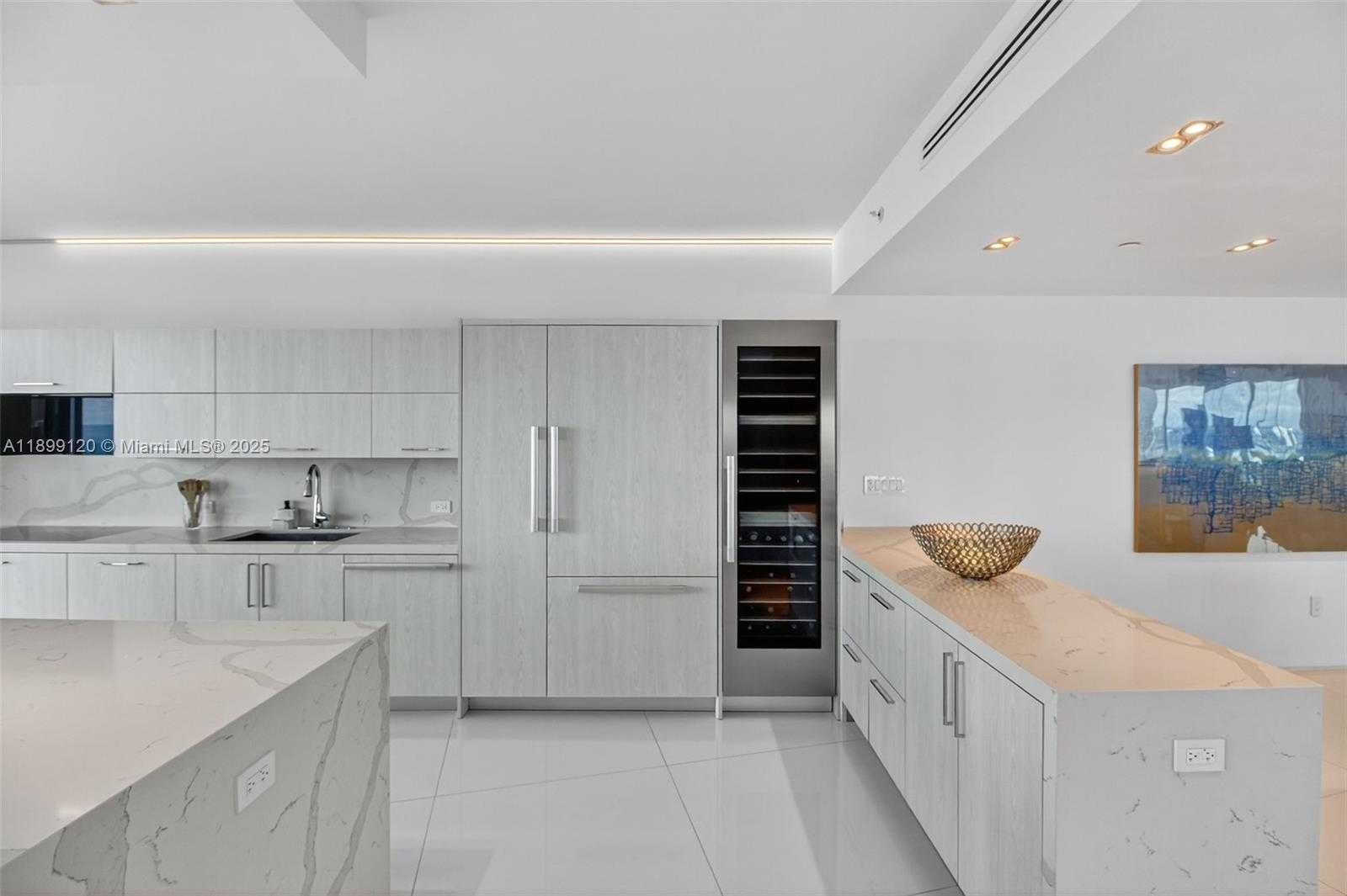 Small Image of 300 SOUTH POINTE DR #3105, Miami Beach Number 14