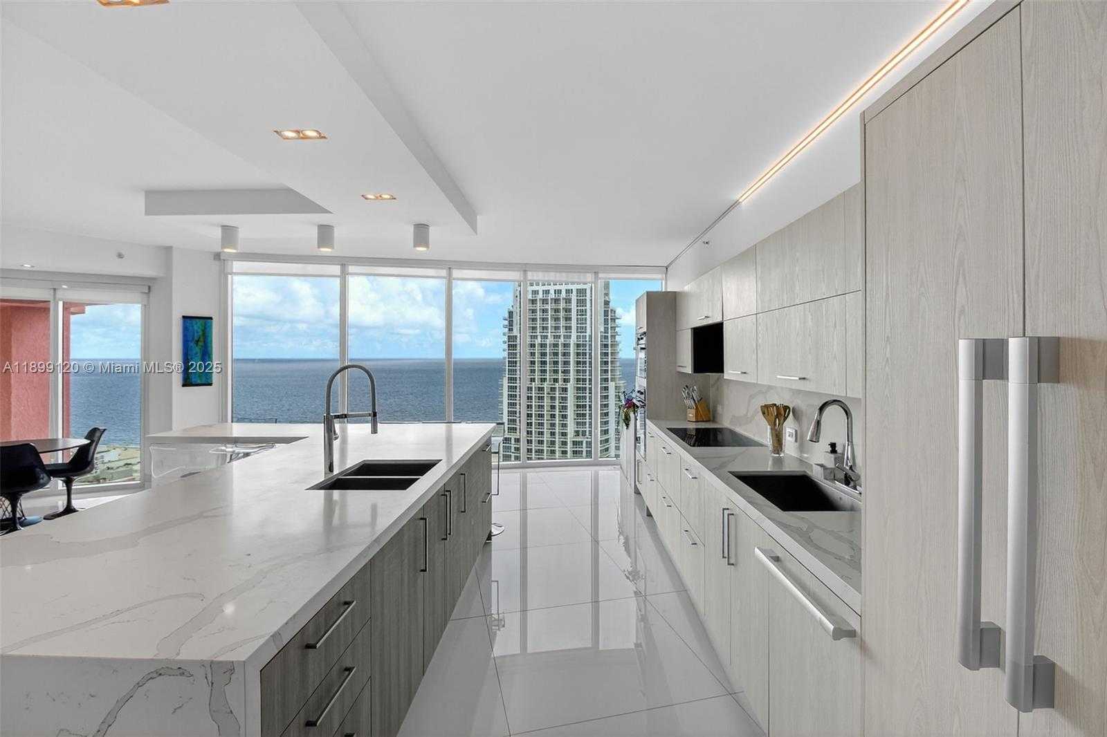 Small Image of 300 SOUTH POINTE DR #3105, Miami Beach Number 15