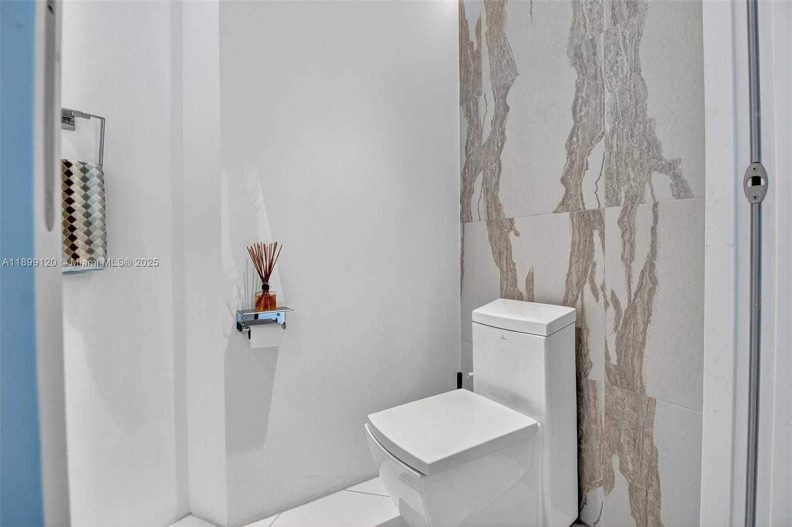 Small Image of 300 SOUTH POINTE DR #3105, Miami Beach Number 21
