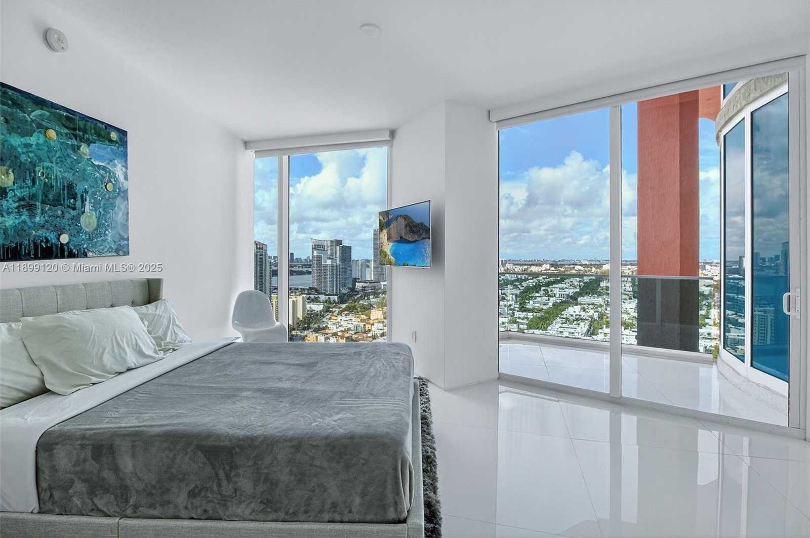 Small Image of 300 SOUTH POINTE DR #3105, Miami Beach Number 25