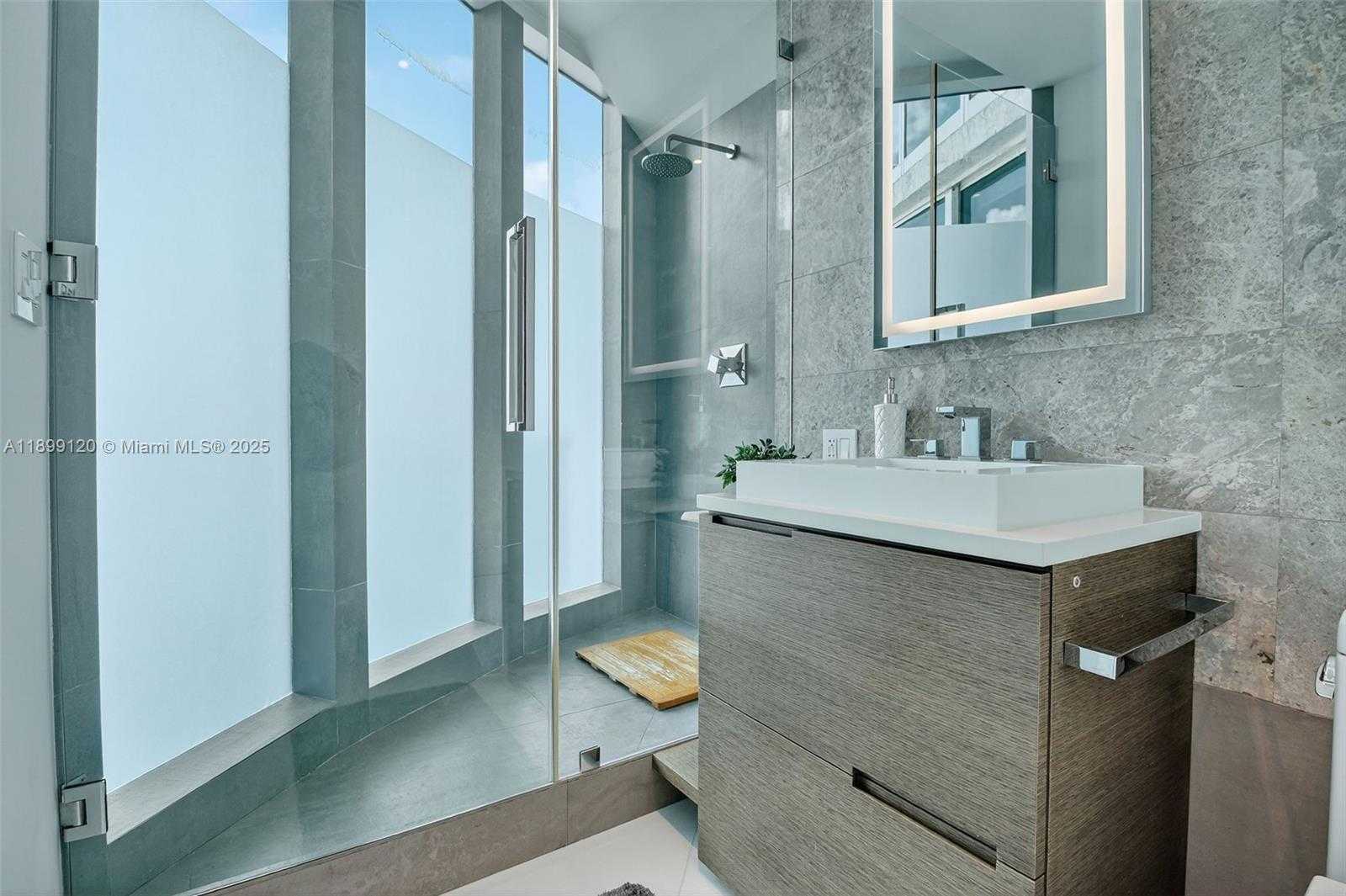 Small Image of 300 SOUTH POINTE DR #3105, Miami Beach Number 30