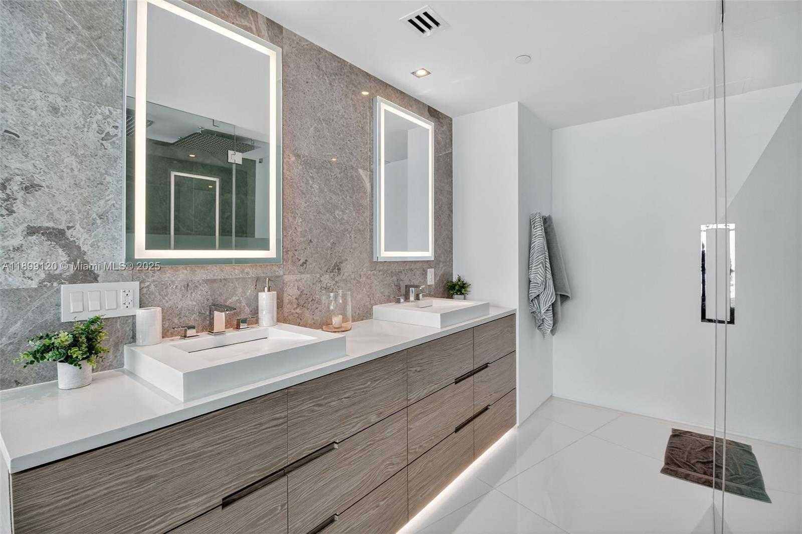 Small Image of 300 SOUTH POINTE DR #3105, Miami Beach Number 34