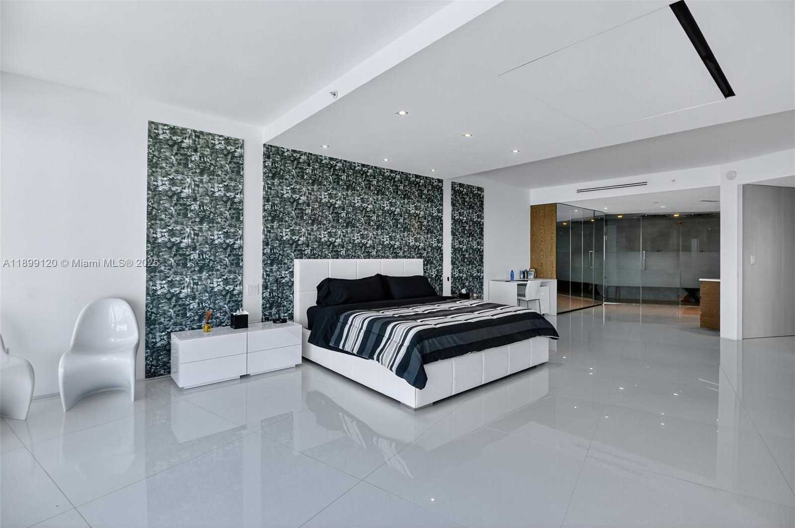 Small Image of 300 SOUTH POINTE DR #3105, Miami Beach Number 37