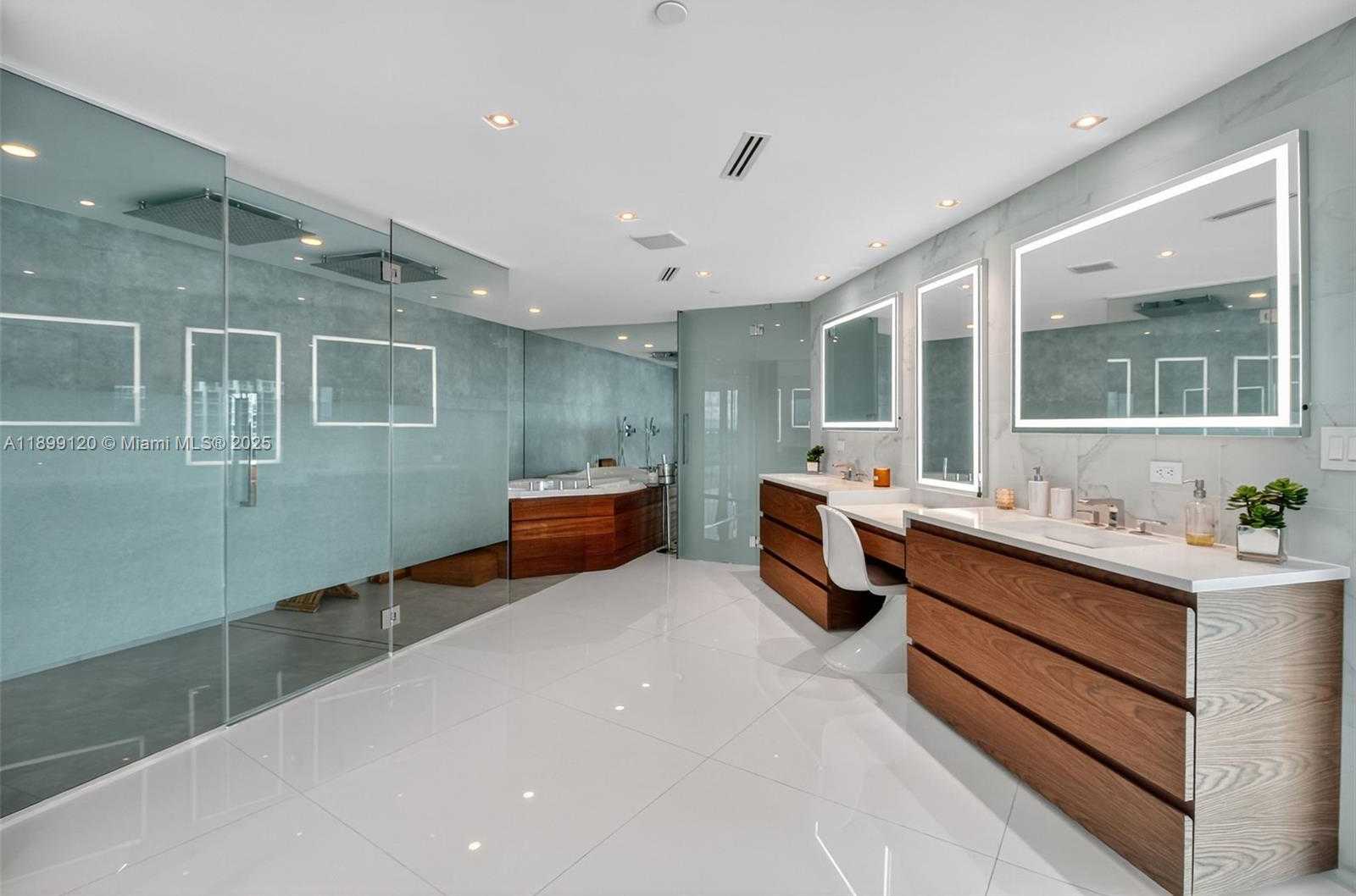 Small Image of 300 SOUTH POINTE DR #3105, Miami Beach Number 38