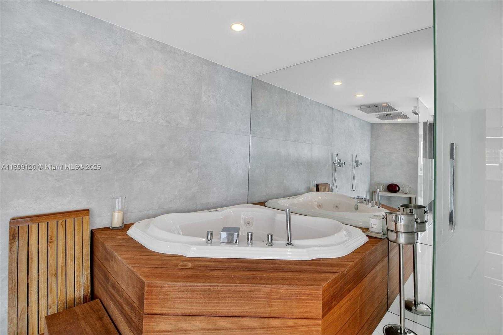 Small Image of 300 SOUTH POINTE DR #3105, Miami Beach Number 39