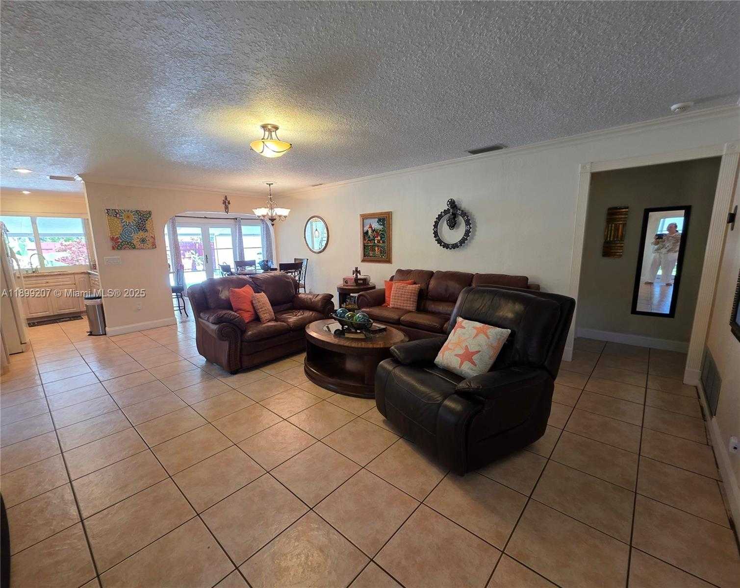Small Image of 6923 HOLLY RD, Miami Lakes Number 3