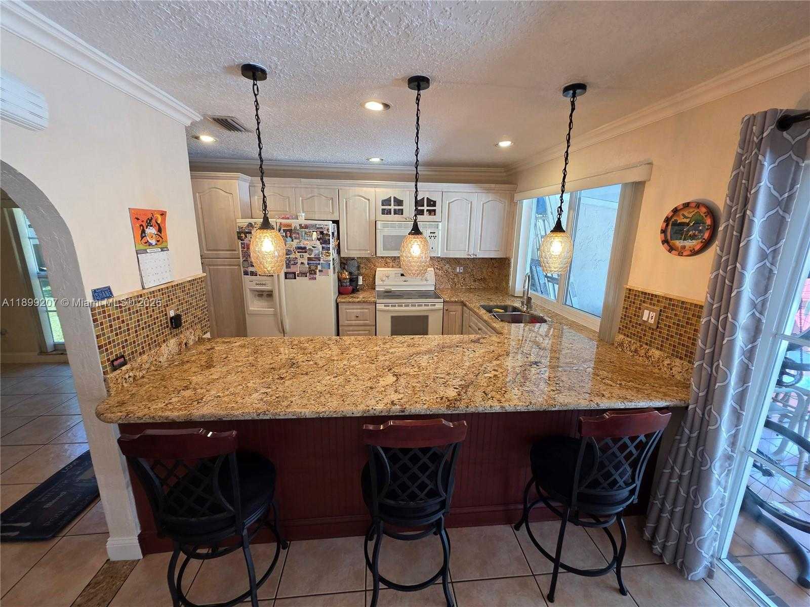 Small Image of 6923 HOLLY RD, Miami Lakes Number 4