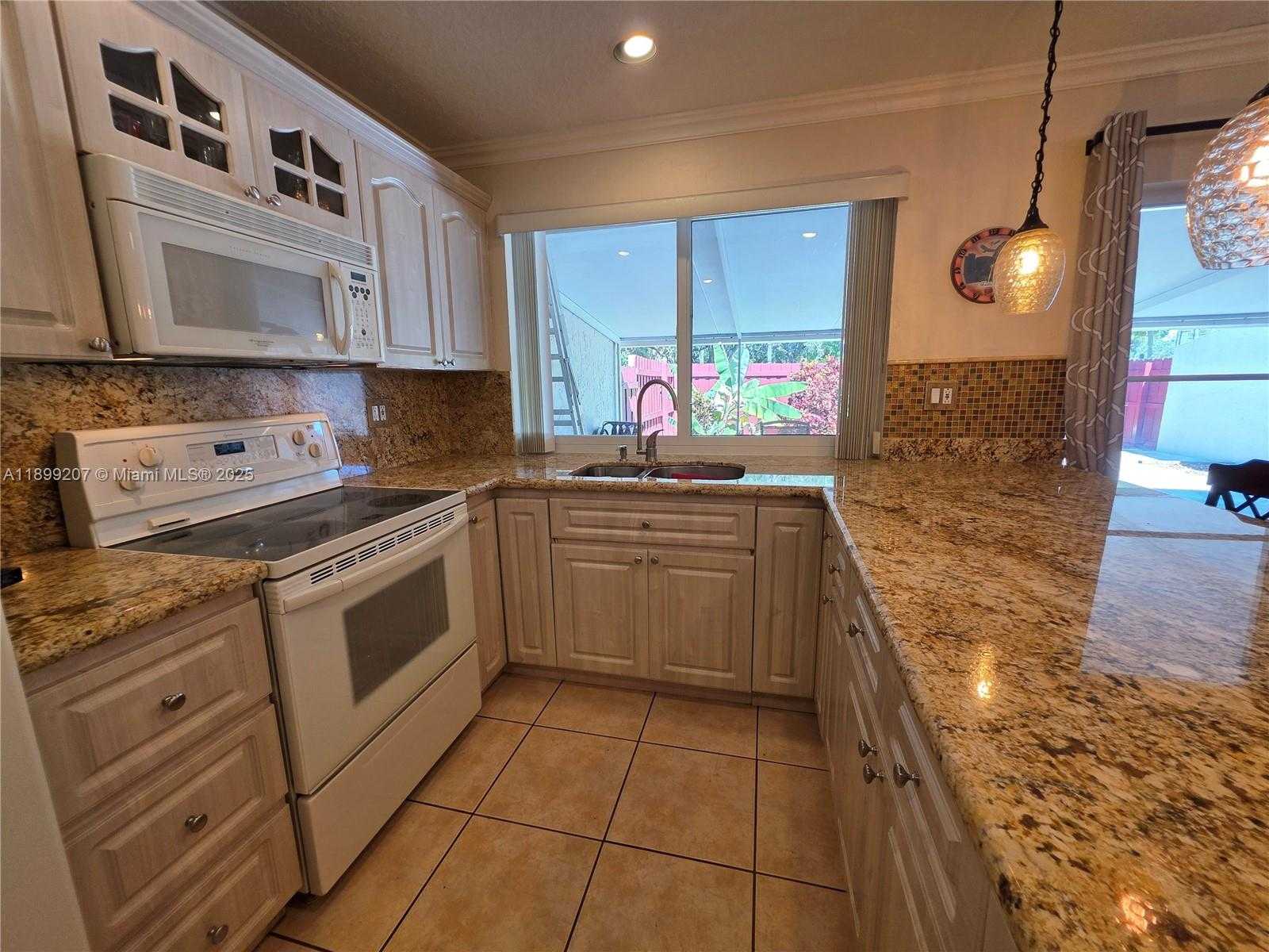 Small Image of 6923 HOLLY RD, Miami Lakes Number 5