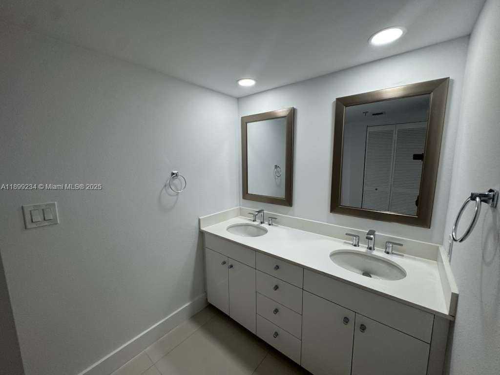 Small Image of 520 BRICKELL KEY DR #A802, Miami Number 8