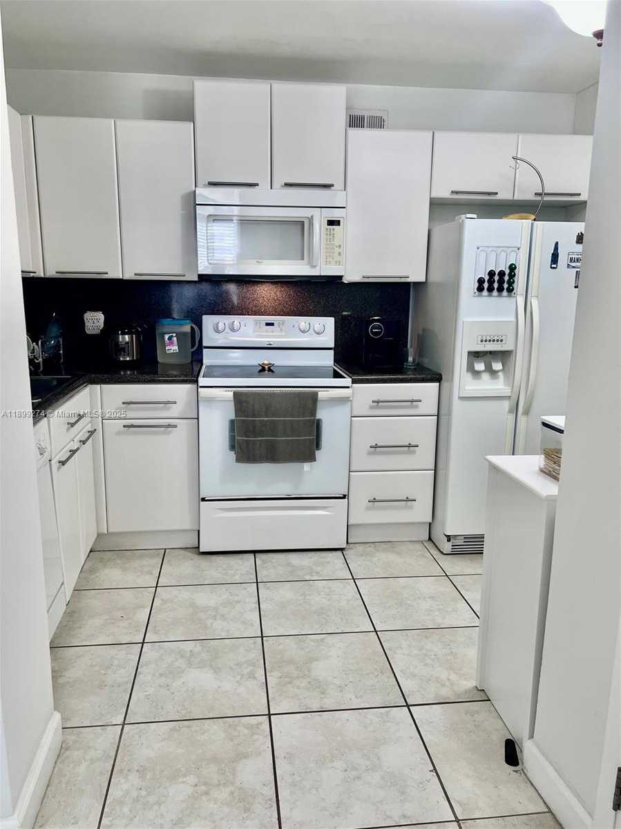 Small Image of 2016 BAY DR #203, Miami Beach Number 4