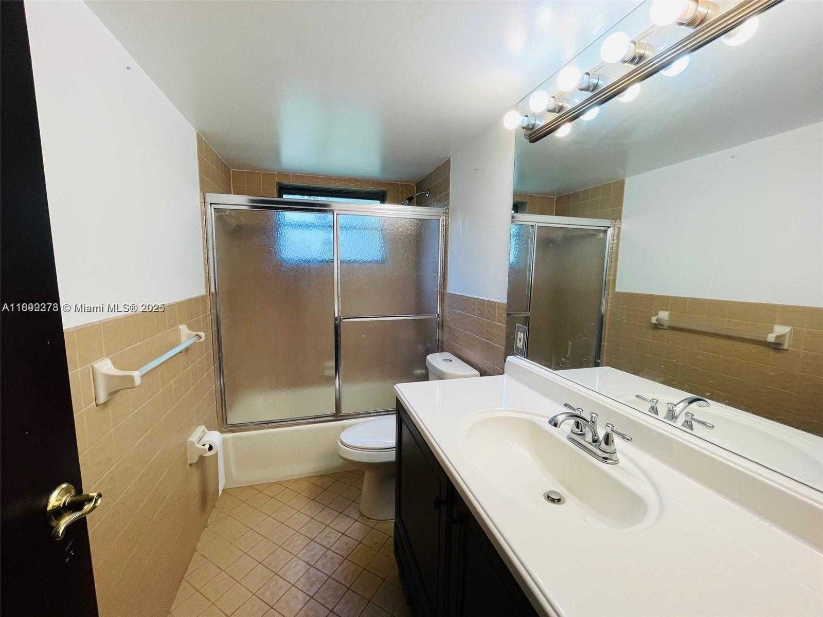 Small Image of 3911 FARRAGUT ST #3911, Hollywood Number 7