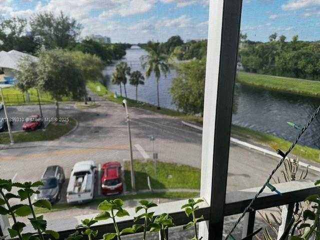 Small Image of 16450 MIAMI DR #503, North Miami Beach Number 3