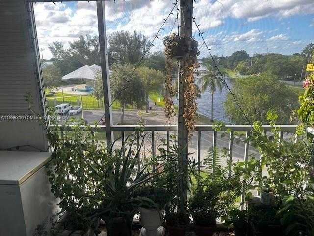 Small Image of 16450 MIAMI DR #503, North Miami Beach Number 4