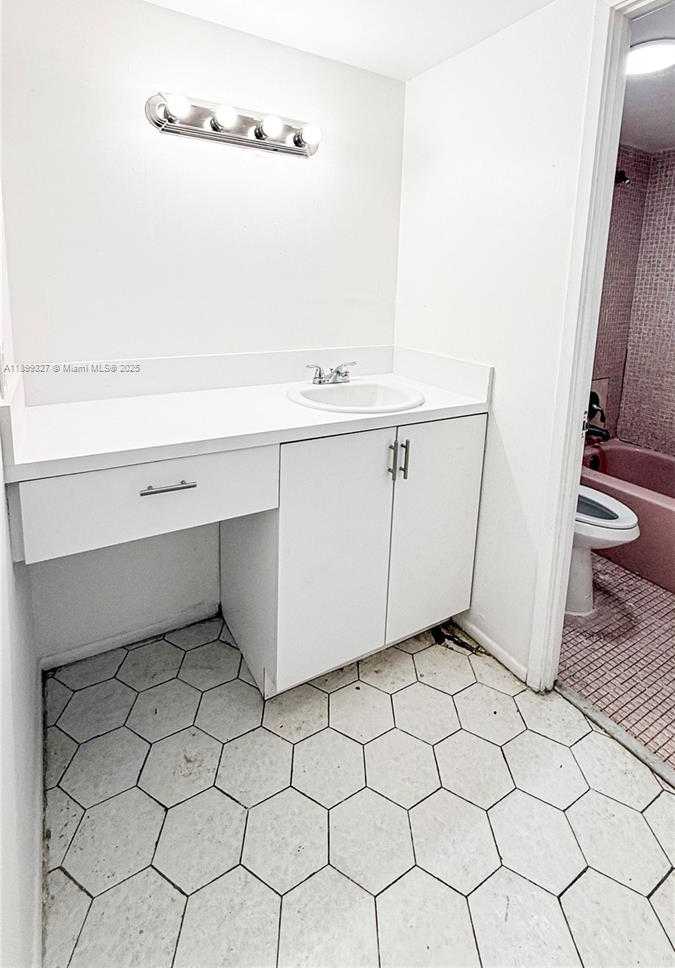 Small Image of 1351 Miami Gardens Dr, Miami Gardens, FL 33169, USA Number 12