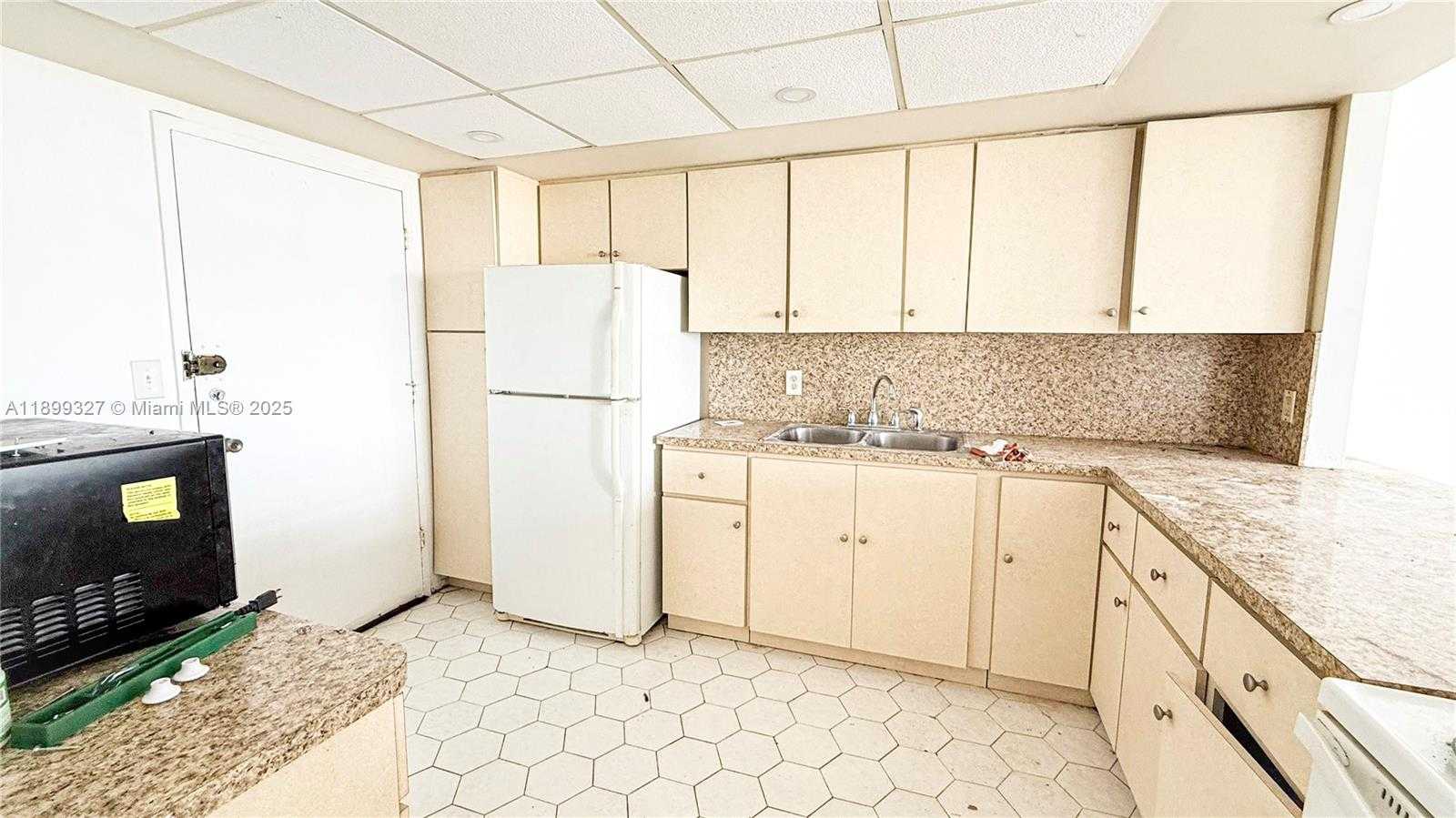 Small Image of 1351 Miami Gardens Dr, Miami Gardens, FL 33169, USA Number 4