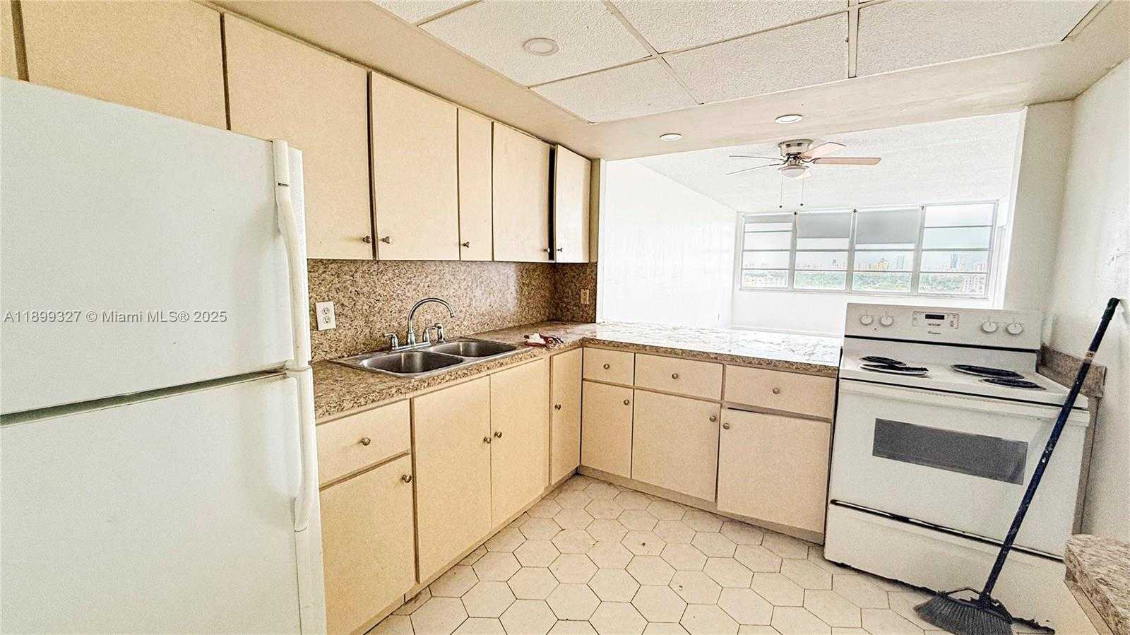 Small Image of 1351 Miami Gardens Dr, Miami Gardens, FL 33169, USA Number 5