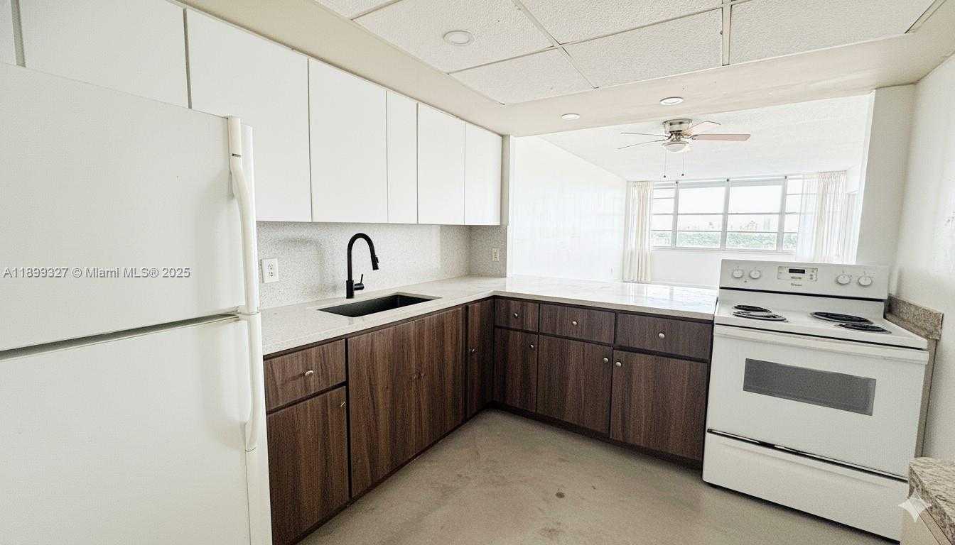 Small Image of 1351 Miami Gardens Dr, Miami Gardens, FL 33169, USA Number 6