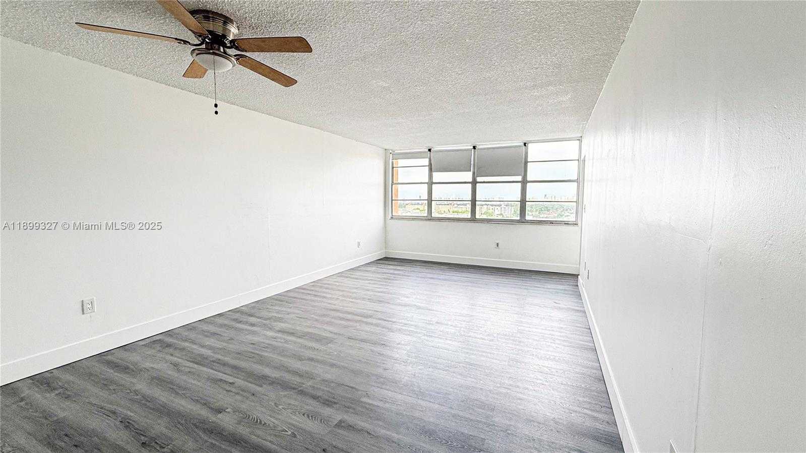 Small Image of 1351 Miami Gardens Dr, Miami Gardens, FL 33169, USA Number 7