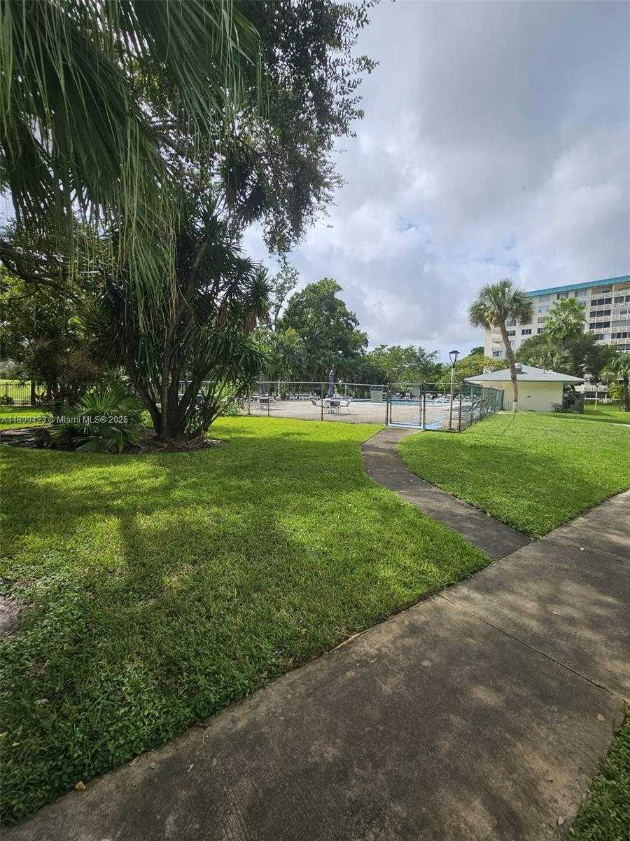 Small Image of 4200 HILLCREST DR #1015, Hollywood Number 26