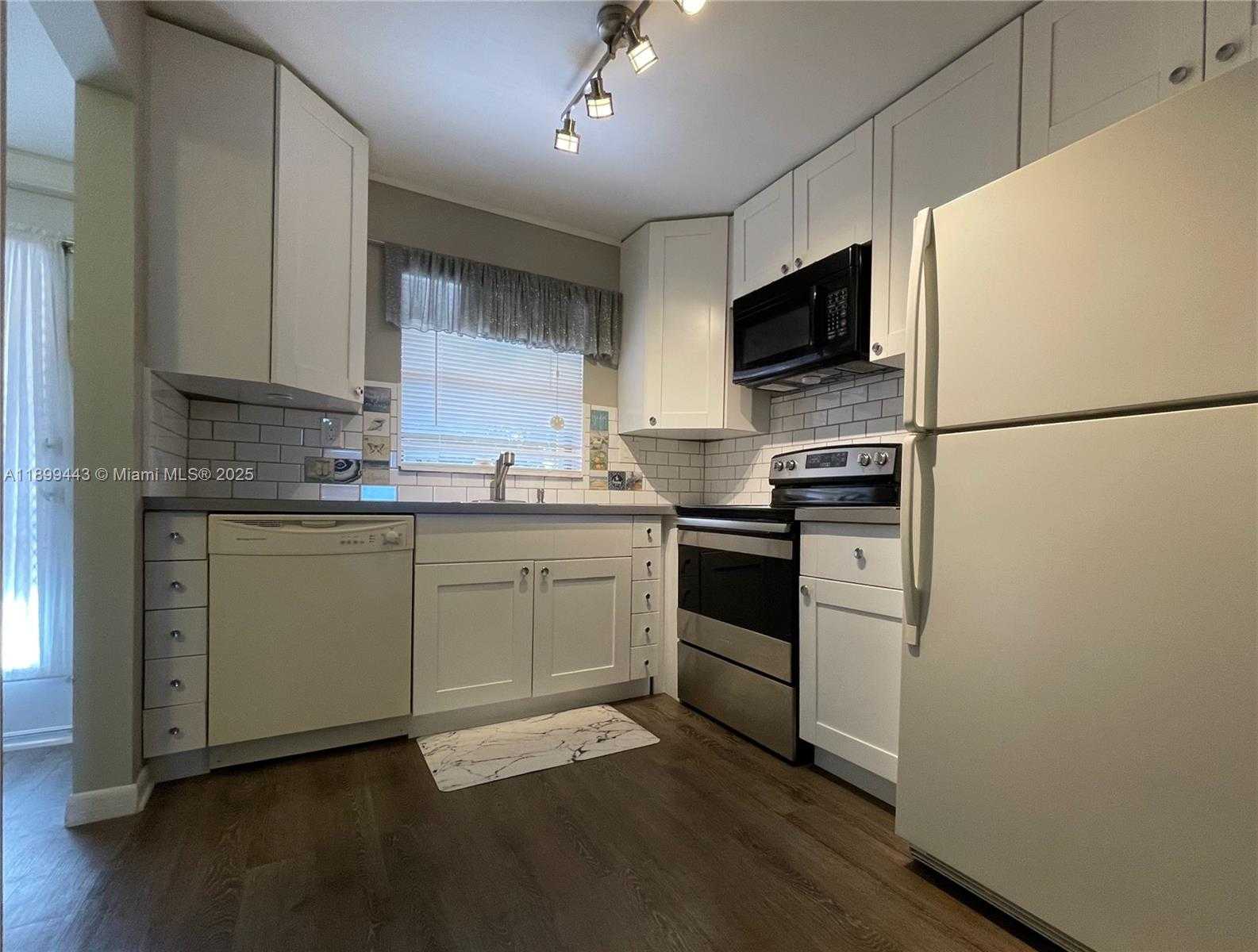 Small Image of 10123 SUNRISE LAKES BLVD #208, Sunrise Number 5