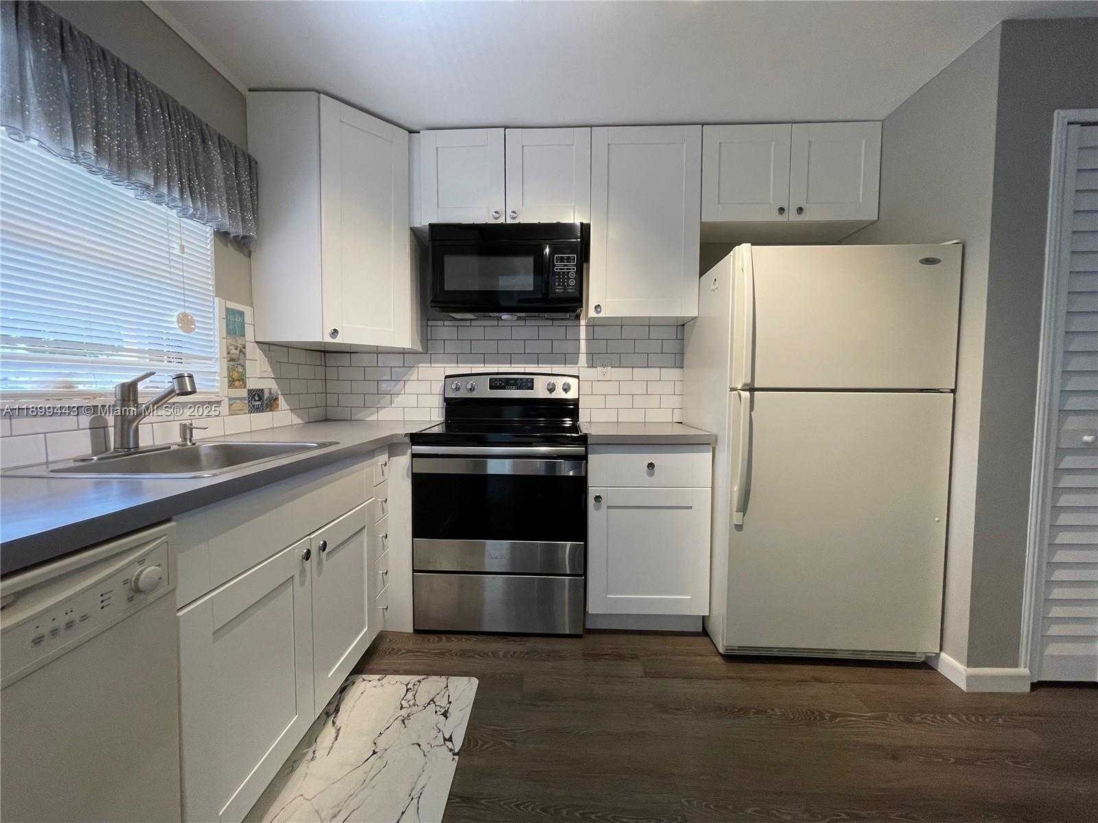 Small Image of 10123 SUNRISE LAKES BLVD #208, Sunrise Number 6