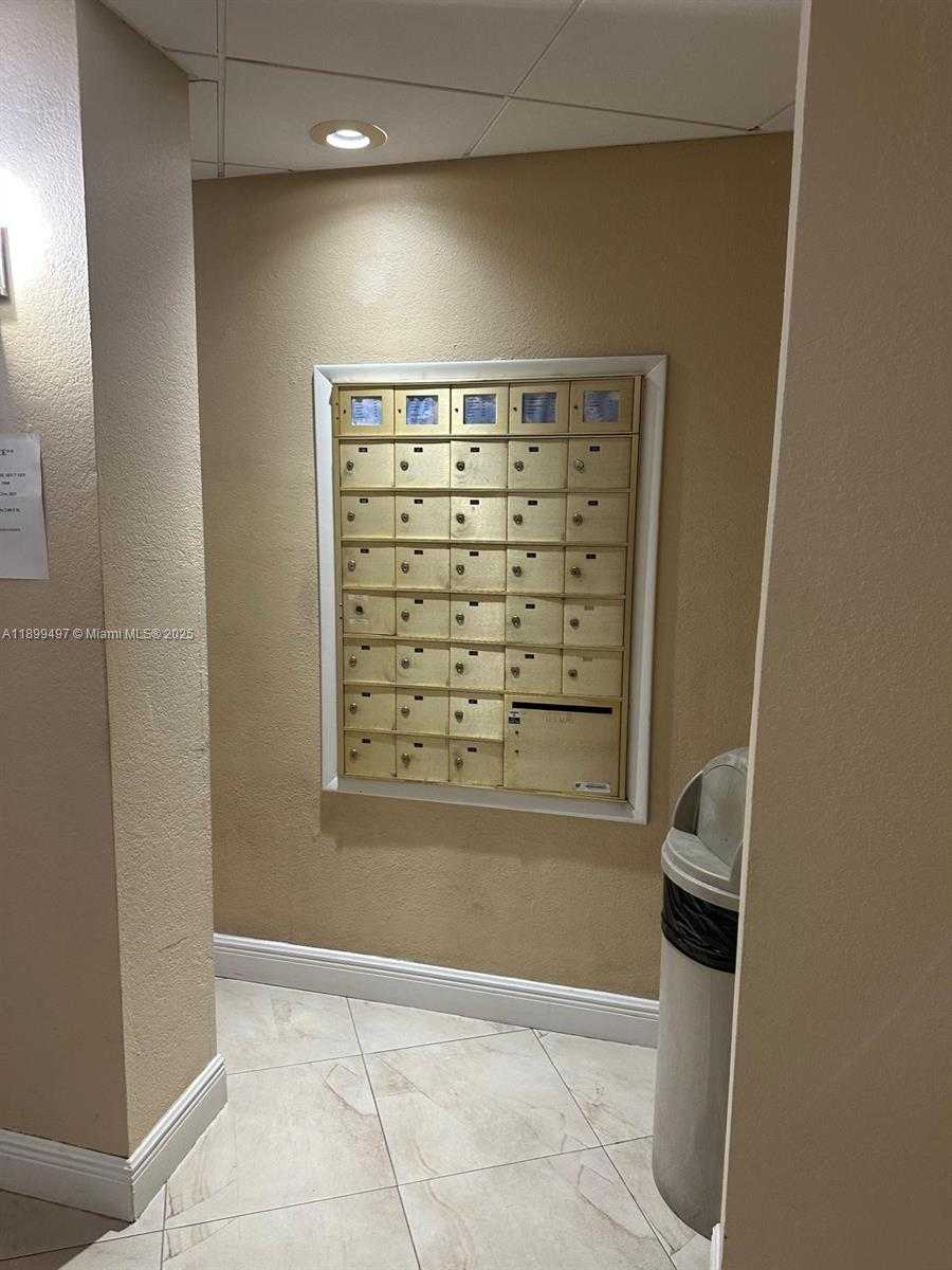 Small Image of 3900 NORTH HILLS DR #310, Hollywood Number 29