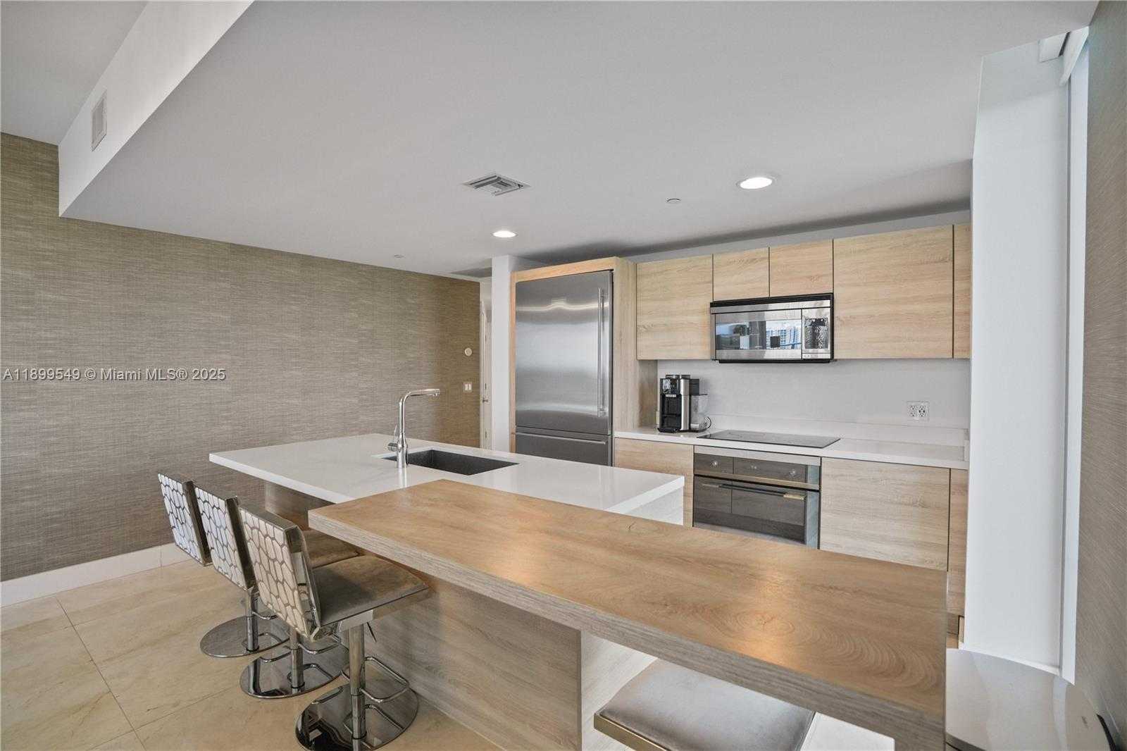 Small Image of 16385 BISCAYNE BLVD #2901 +2 Parking, North Miami Beach Number 3