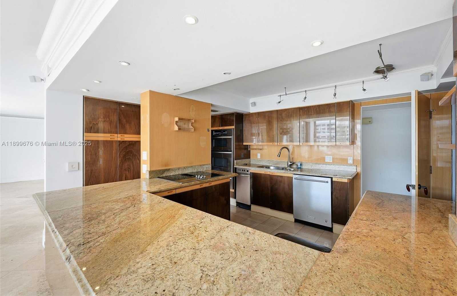 Small Image of 3 GROVE ISLE DR #C605, Miami Number 6